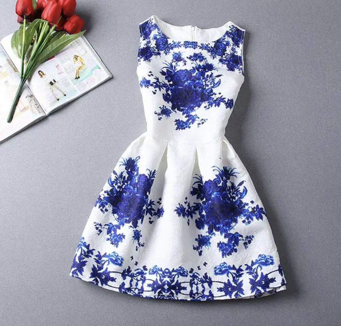 Белое с синим платье