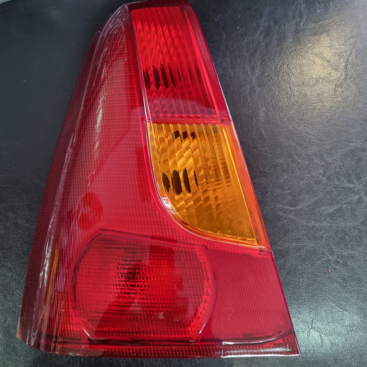 Фонарь задний левый рено логан. Задний фонарь логан 1. Задний левый фонарь рено логан 1. Стоп задний левый логан 1 артикул. 6001546794 фонарь левый задний рено логан.