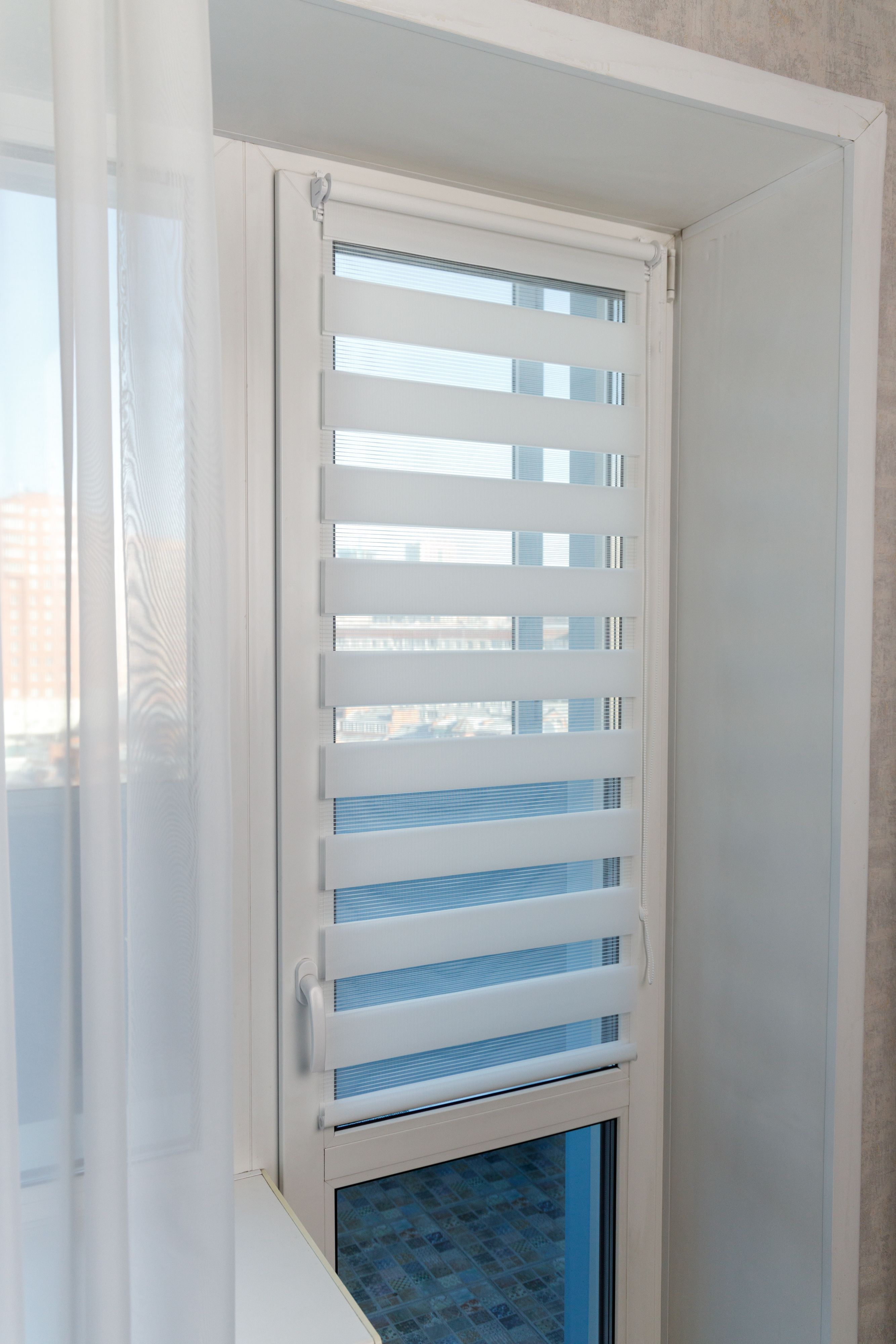 Рулонные шторы ДЕНЬ НОЧЬ ширина 57, высота 250 см, белые жалюзи на окна Зебра для кухни, спальни, детской, на балкон