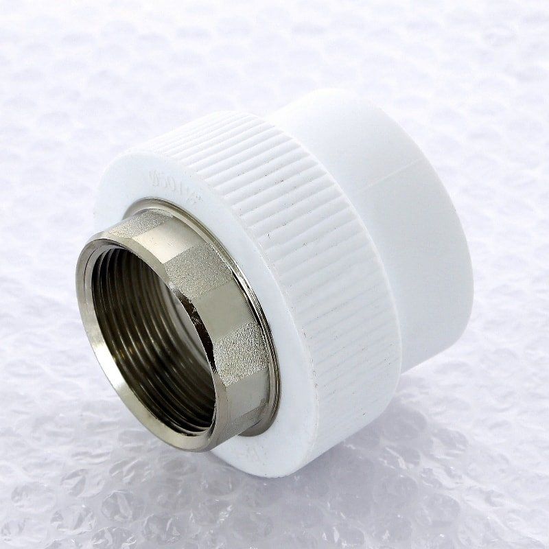 Полипропиленовые фитинги 1 2. Ппр 20 с накидной гайкой. Тройник двухплоскостной 40 мм полипропиленовый. Тройник 25 25 25 полипропилен. Полипропиленовые фитинги 1 2.