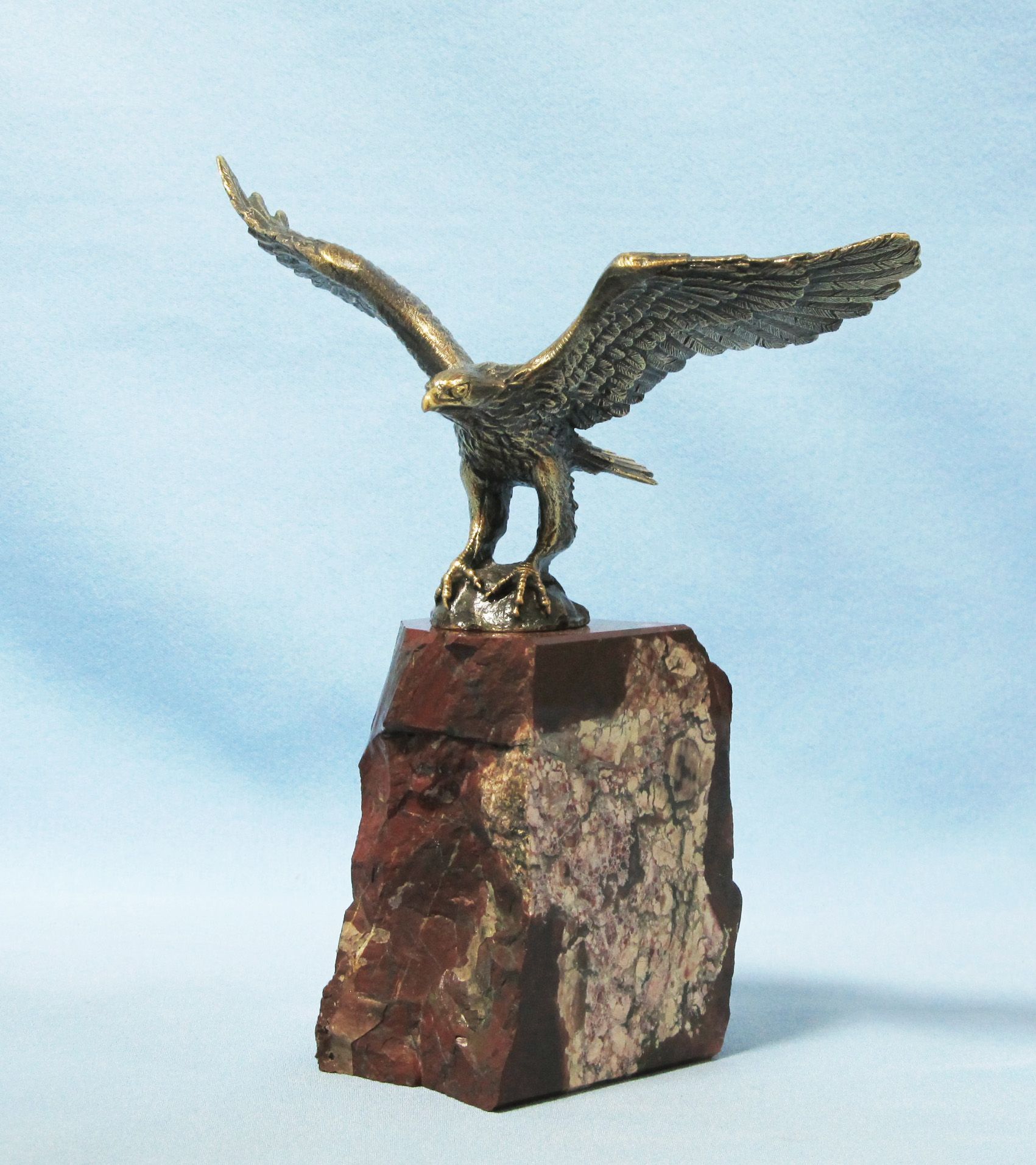 Купить орел 306. Скульптура "Орел на скале". Статуэтка Орел. Фигурка Орел. Бронзовая фигура орла.
