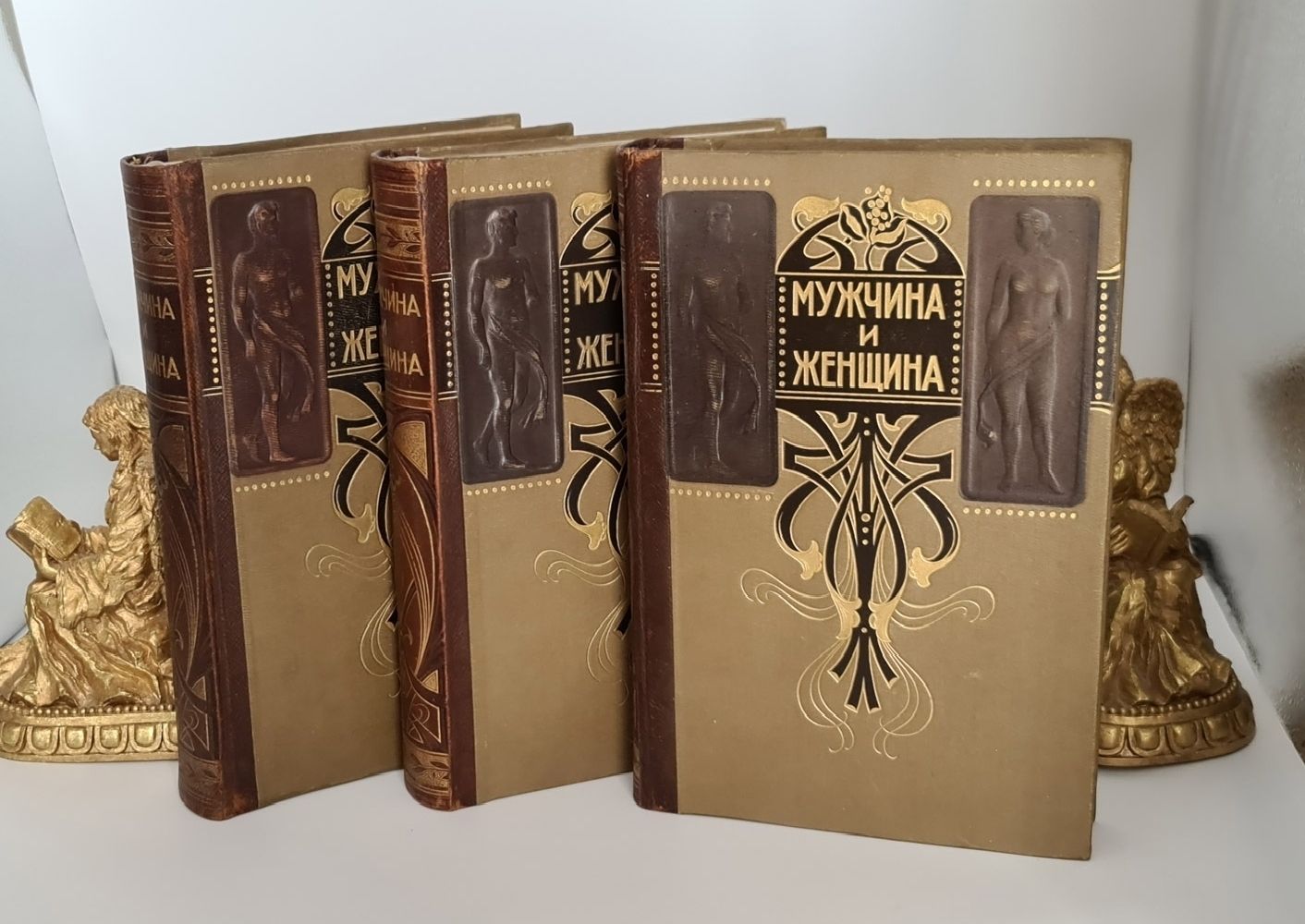 Книга мужчина на кухне