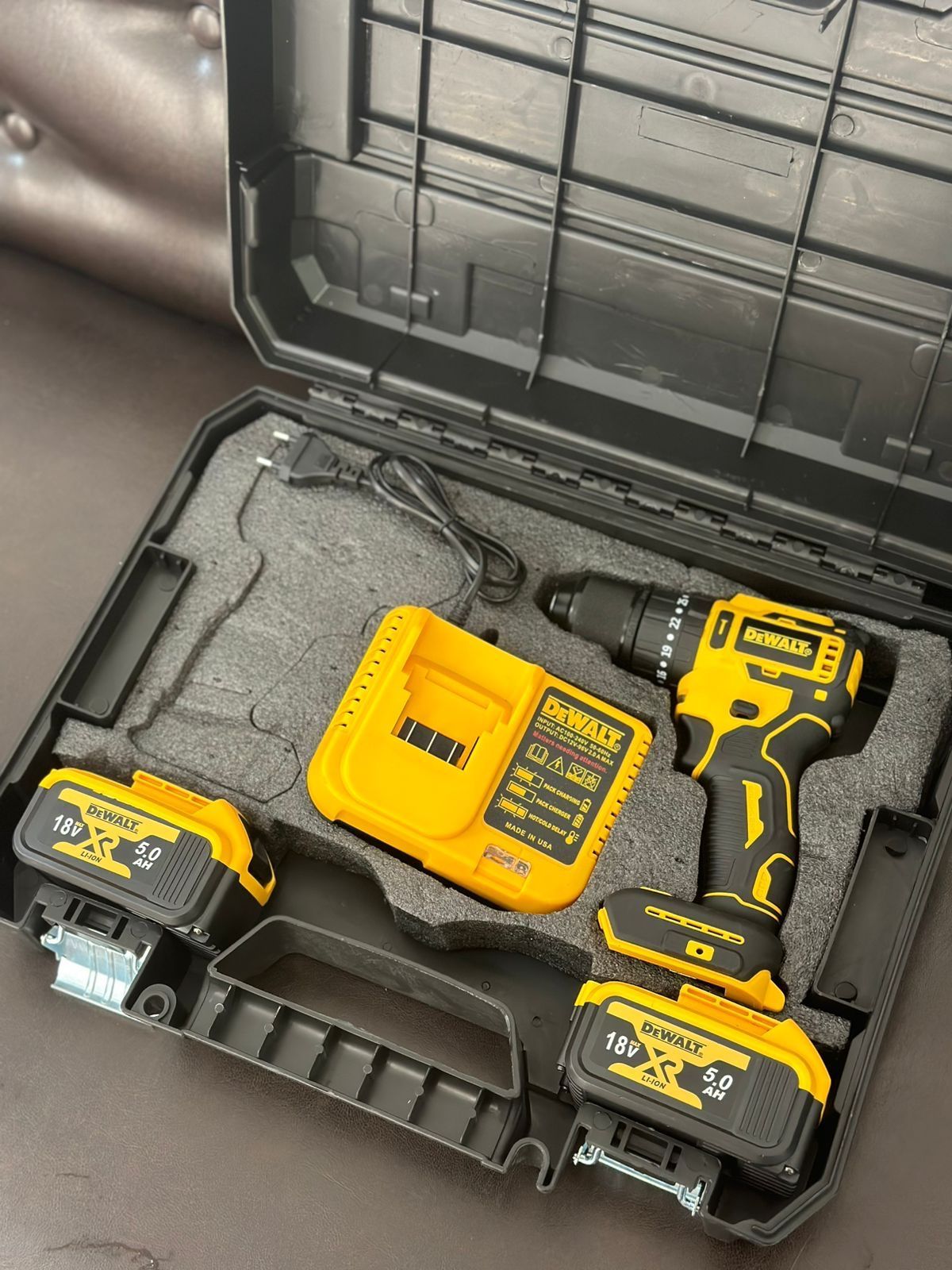 шуруповерт девольт 18в бесщеточный. Dewalt dcd 790. шуруповёрт аккумуляторный деволт 18 вольт. шуруповерт dewalt dcd777s2t-qw. дрель шуруповерт dewalt 18.