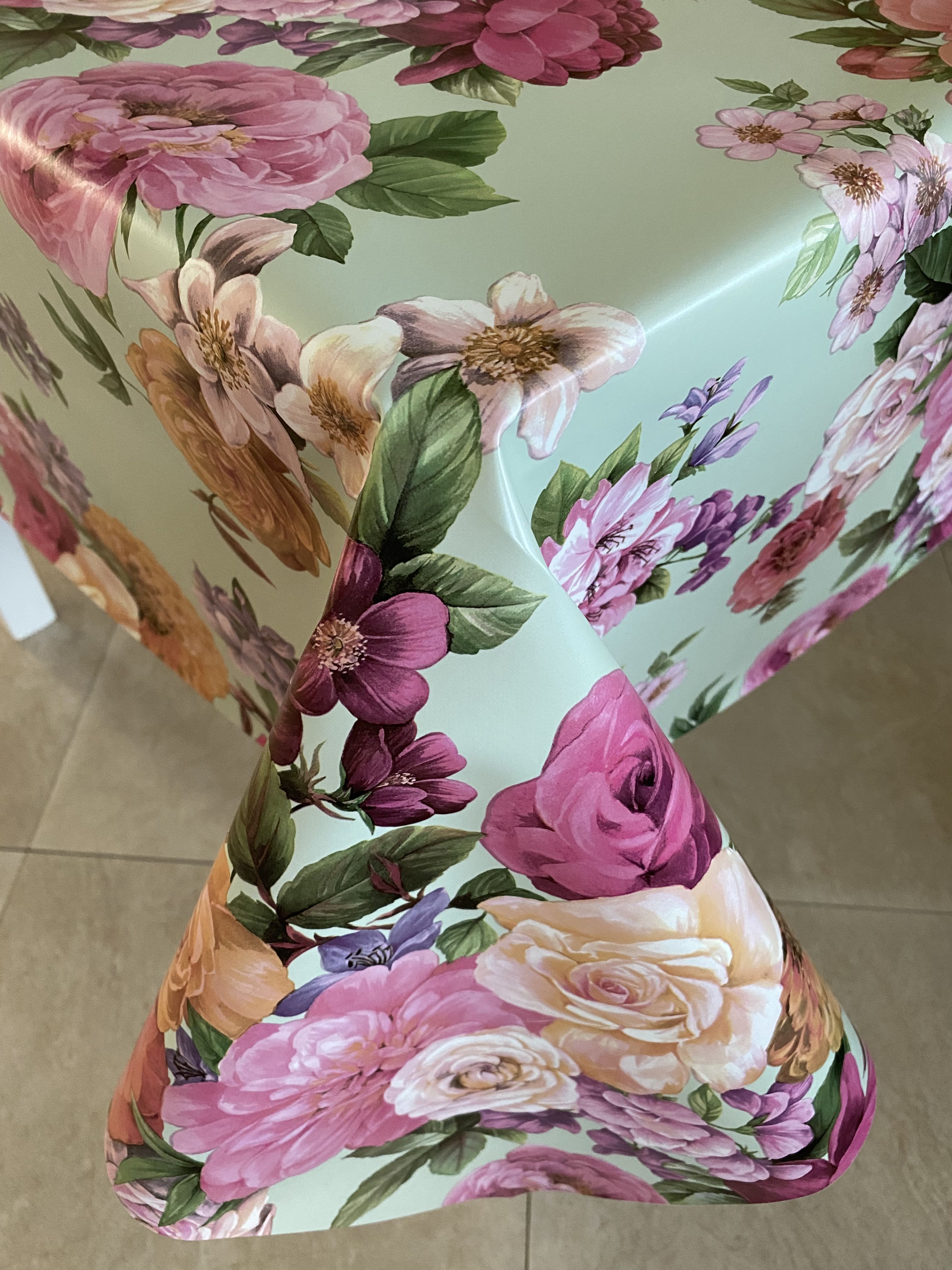 Скатерть клеенка на стол в кухню L'CADESI Dekorama из ПВХ, размер 140х165 см, нескользящая на нетканой основе