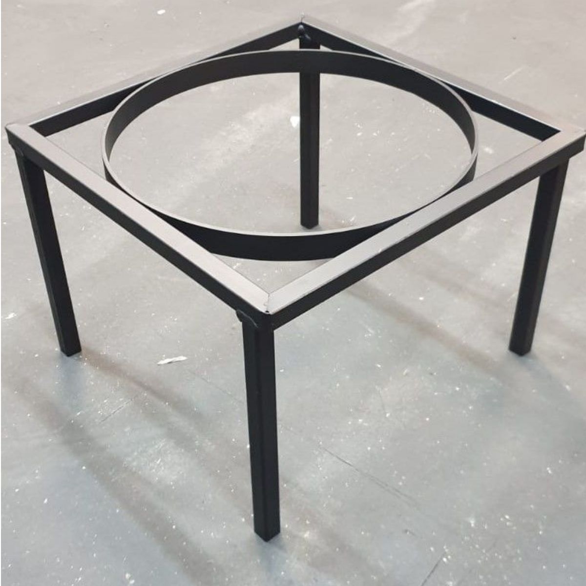 Круглый мангал низкий. Круглое кострище из кирпича. Кованая подставка под мангал. Очаг костровище. Кострище из бетонного кольца.