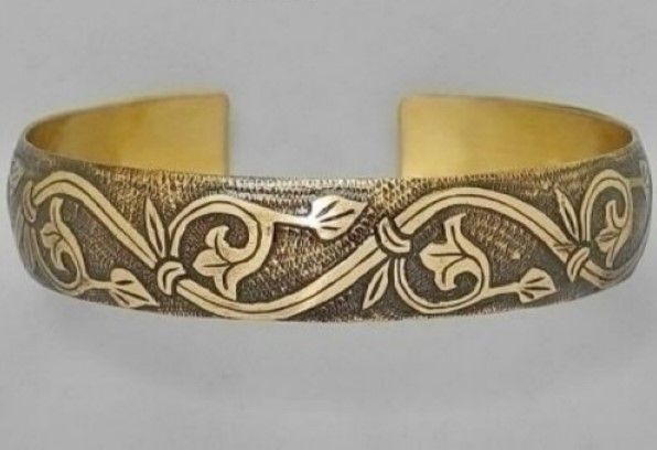 Браслет мельхиор. Браслет мельхиор. Серебряный браслет в славянском стиле. Мельхиоровый браслет. Уральский малахит браслет.