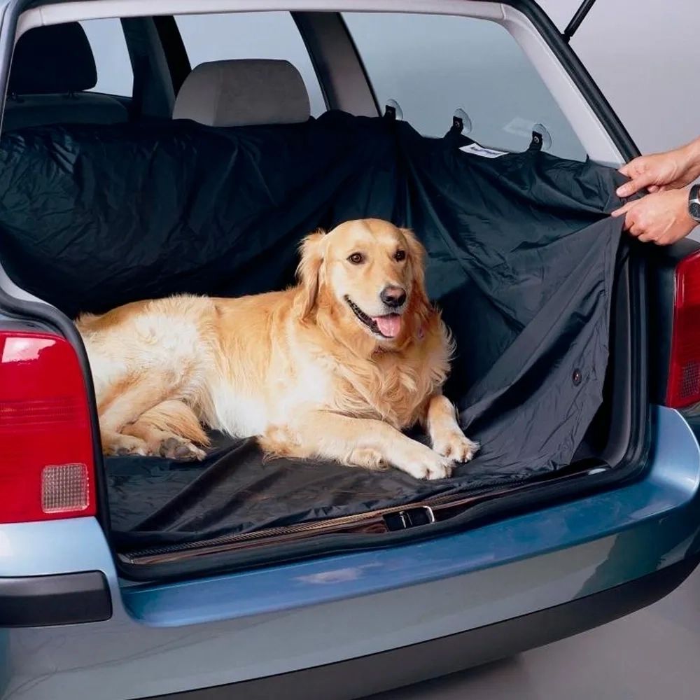 Автомобиль накидка собака. Решетка для собак в багажник Audi q7. Чехол для собаки в машину. Чехол в багажник для собак. Собака в багажнике.