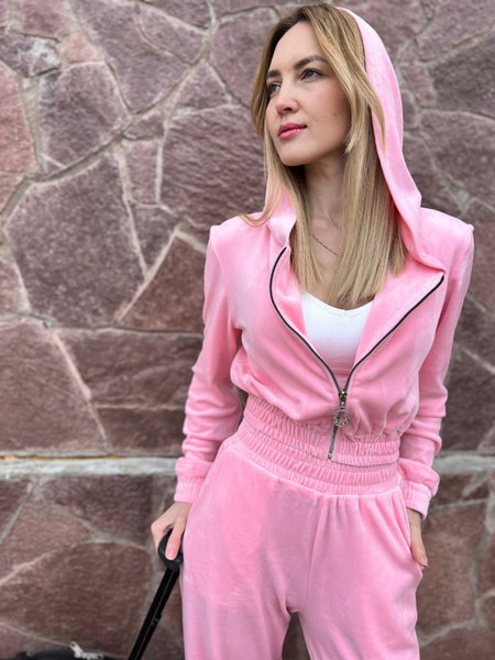 розовый шерстяной костюм на манекене