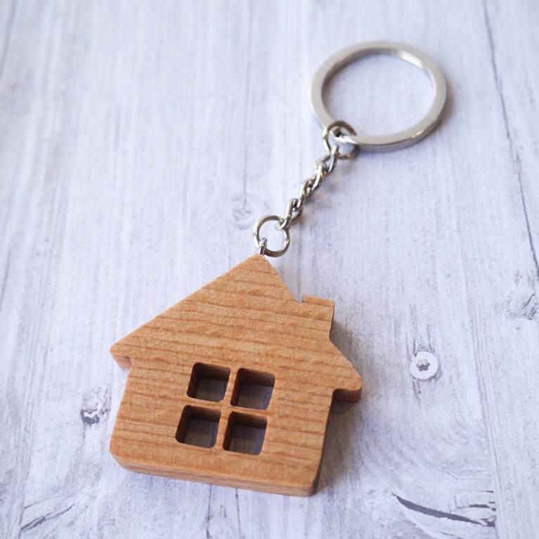 Заказать дома ключ цена. Деревянный брелок для ключей. Брелок домики. Брелок деревянный домик. Брелок домик для ключей деревянный.