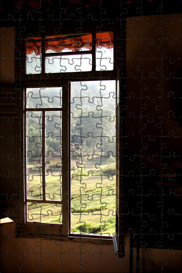 Window vision. Кривое окно в доме. Кривые окна. Солнце в окне картинки. Ферма на окне
