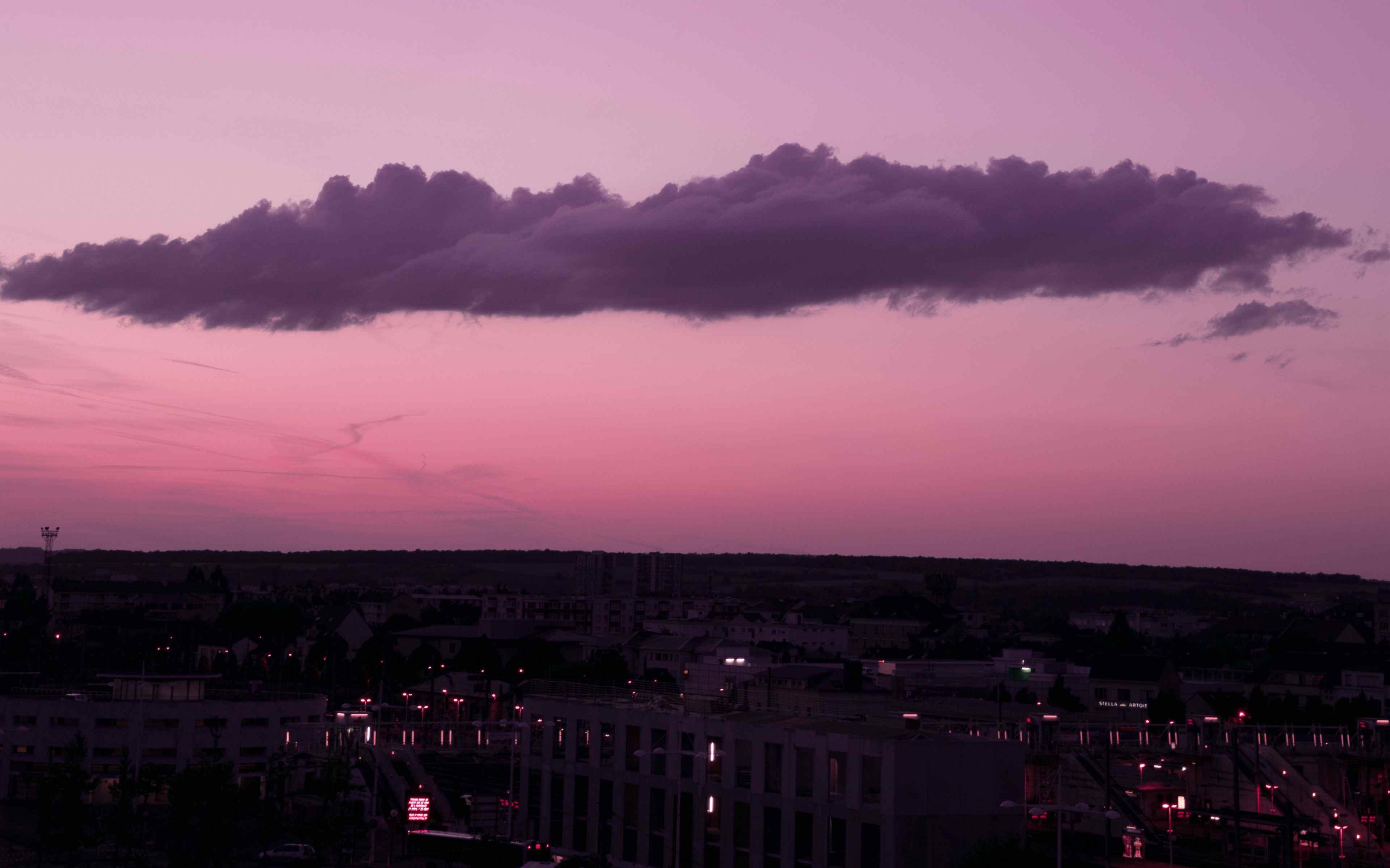 Когда в вечернем небе вдруг падает. Розовое облако. Облака Эстетика. Черное небо. Фиолетовое небо в городе.
