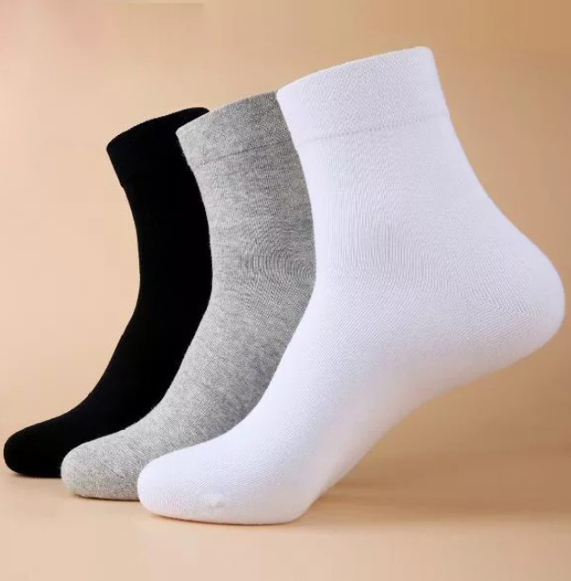 Белые и черные носки