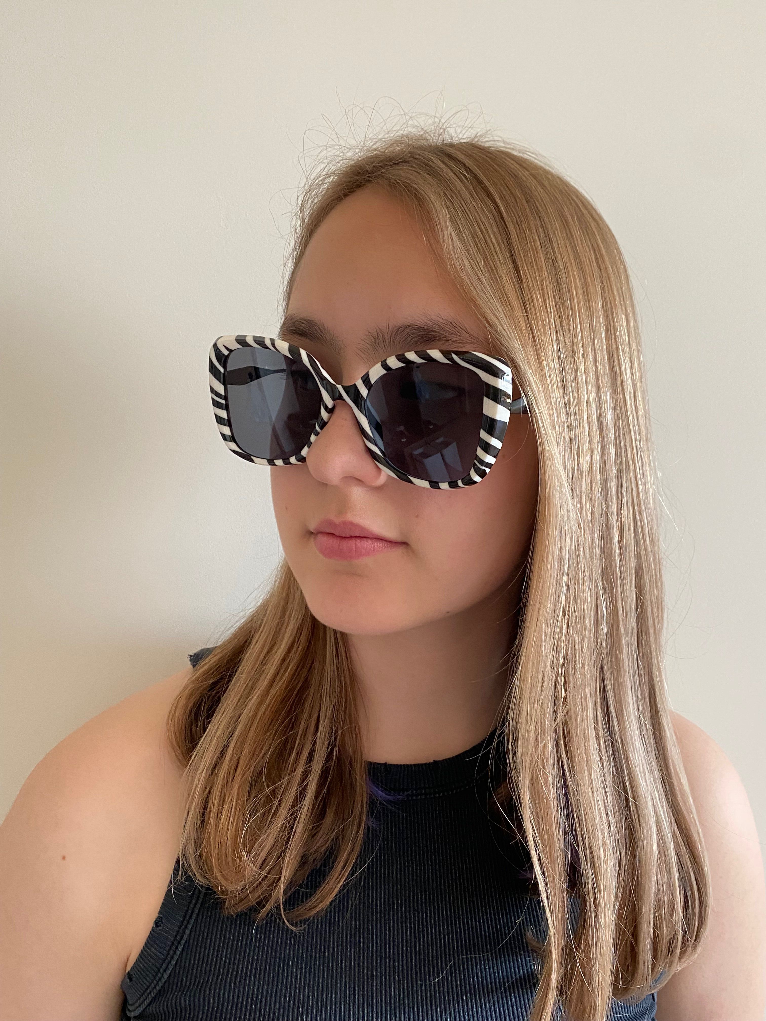 Очки с градиентом солнцезащитные. Солнцезащитные очки на блогерах. Блоггер в солнцезащитных очках. Очки с градиентом солнцезащитные на джум.