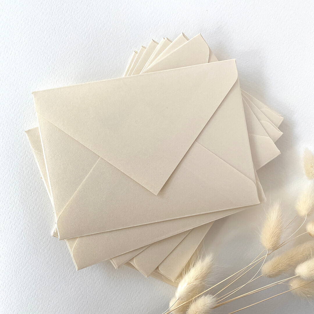 Слоновая бумага. Prisma слоновая кость конверты. Конверты из дизайнерской бумаги. Конверт из перламутровой бумаги. Конверт бумажный цветной.