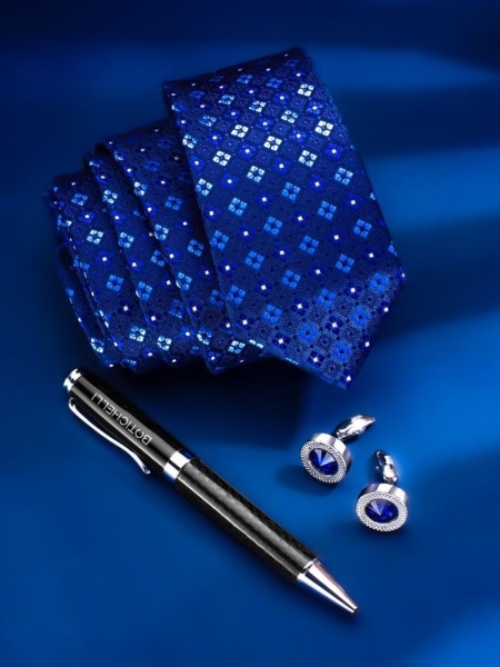 набор мужских аксессуаров на столе: часы, запонки, платок