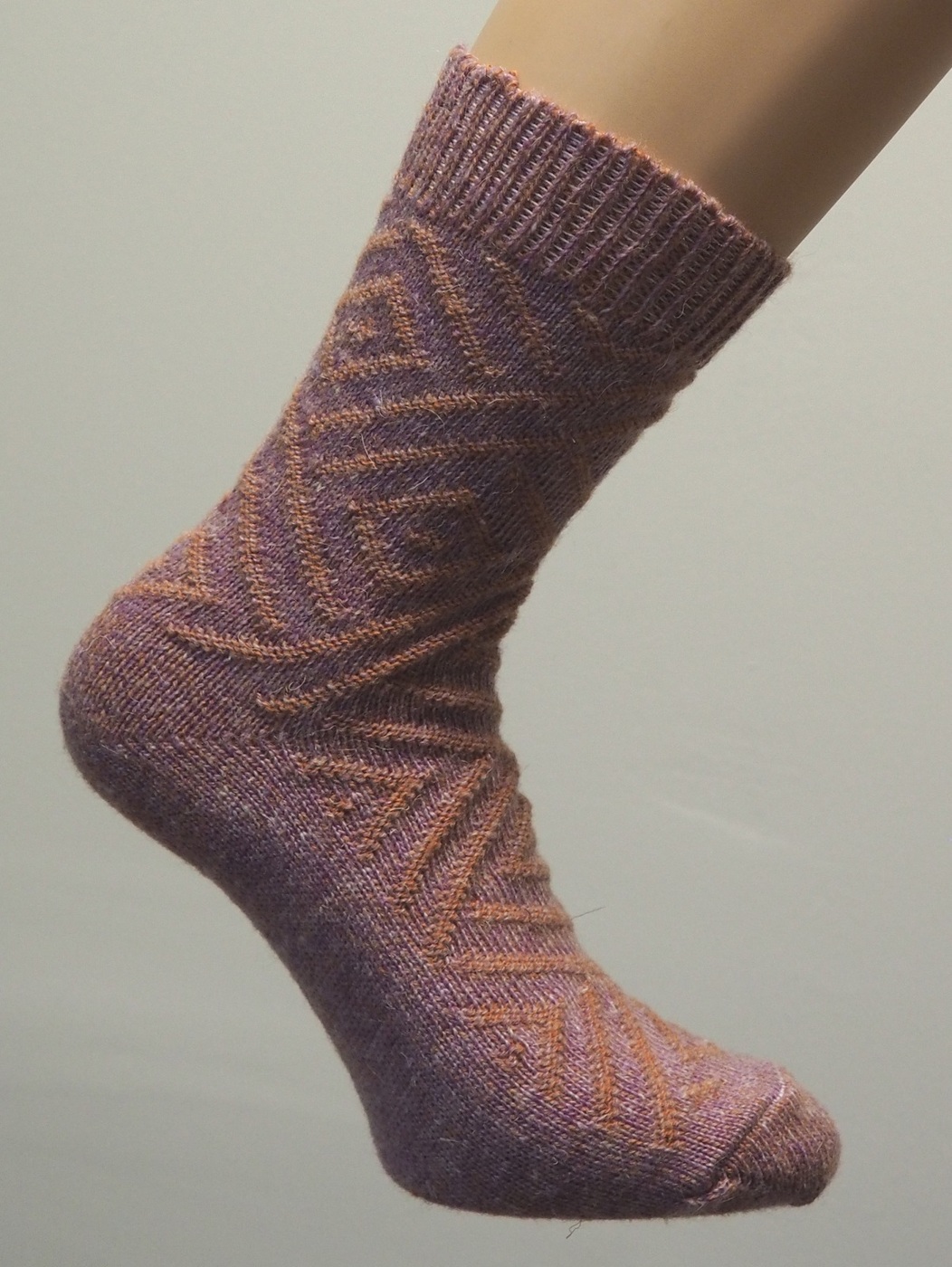 круглый мысок носка спицами. фиолетово черные носки. красивый мысок носка спицами. круглый носок. туфли dune.