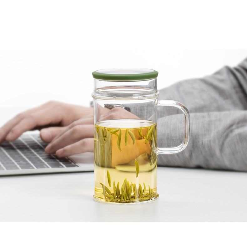 Заварка стаканов. Стакан для заварки чая. Стеклянная Кружка с ситечком для чая. Кружка для заварки чая. Заварочный стакан.