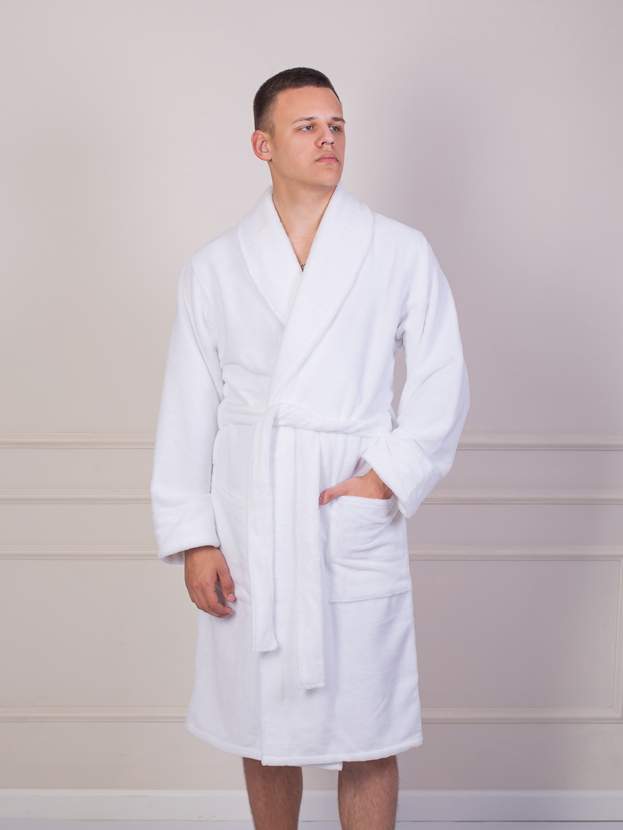 пара в отеле в белых халатах. можно ли мужчине дарить халат. халат с вышивкой. вышивка на халате для молодоженов. можно ли мужчине дарить халат.