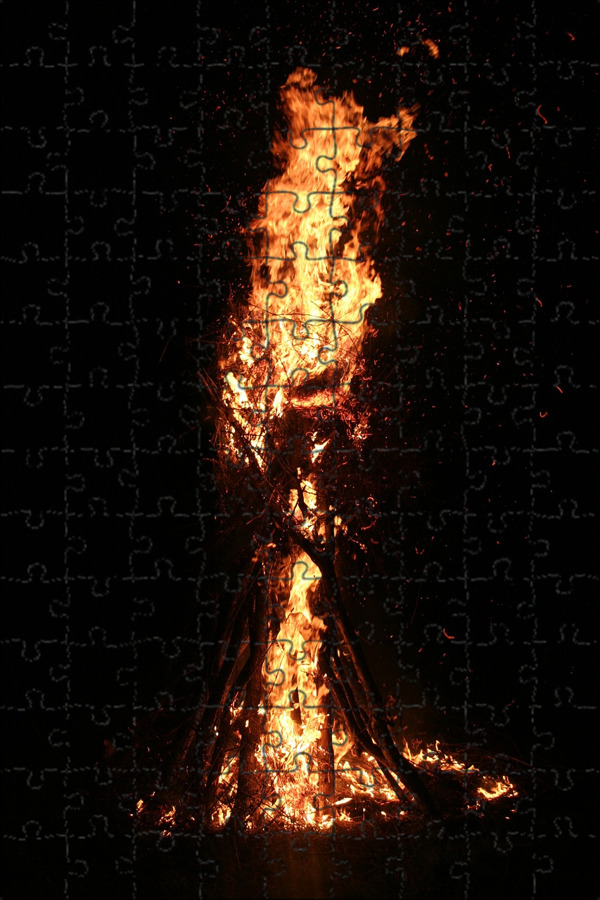 Light on fire. Свет от огня. Огонь и свет. Свет костра. Свет от пламени костра