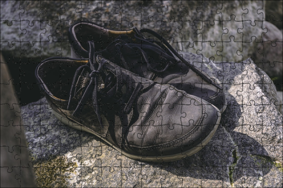 Stone обувь. Старые ботинки. Старые черные туфли. Камень в ботинке. Каменная обувь.
