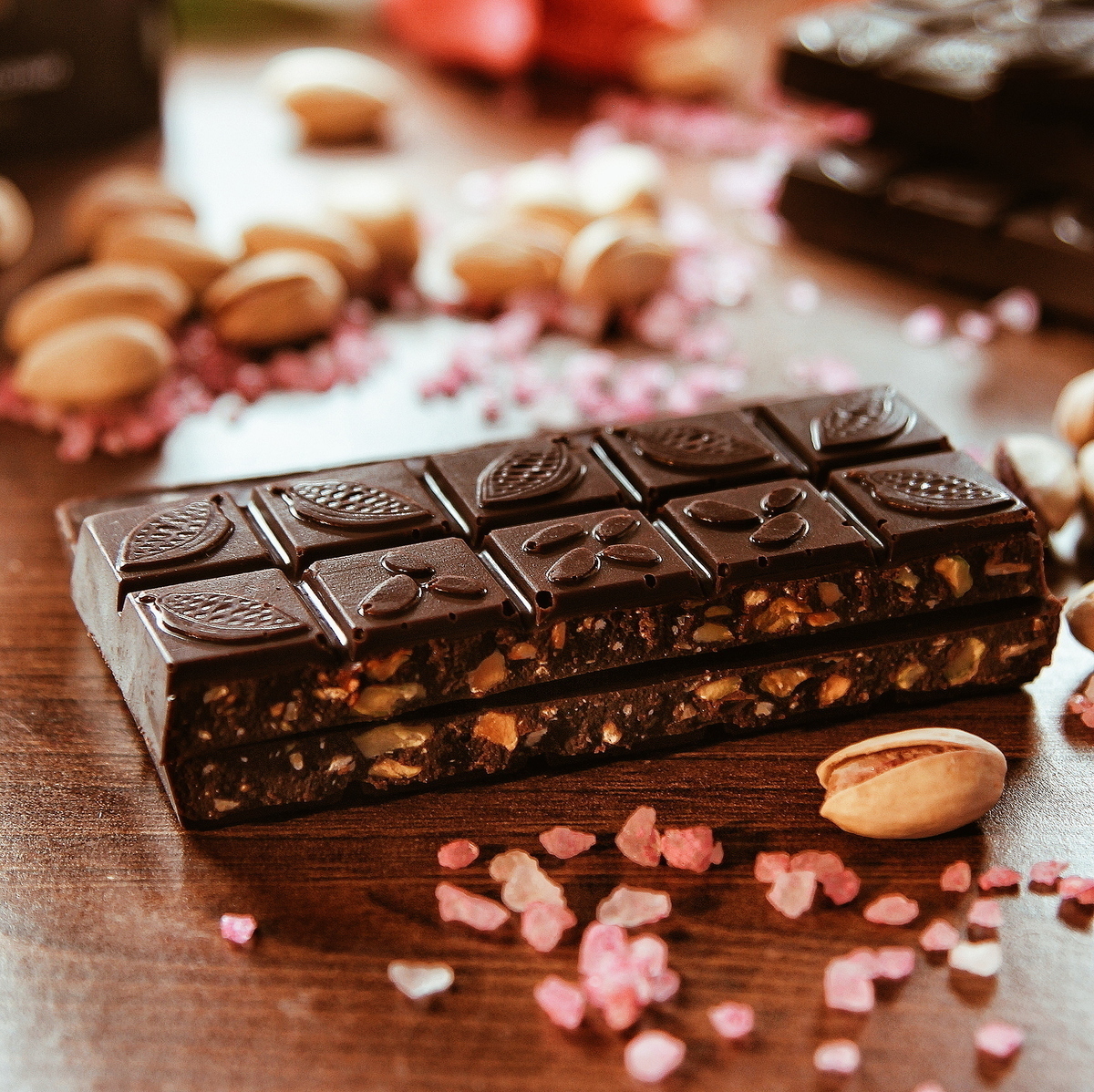 Заказать доставку шоколада. Бельгийский шоколад плитка. Бельгийский Горький шоколад. Красивые шоколадные плитки. Шоколад ручной работы.