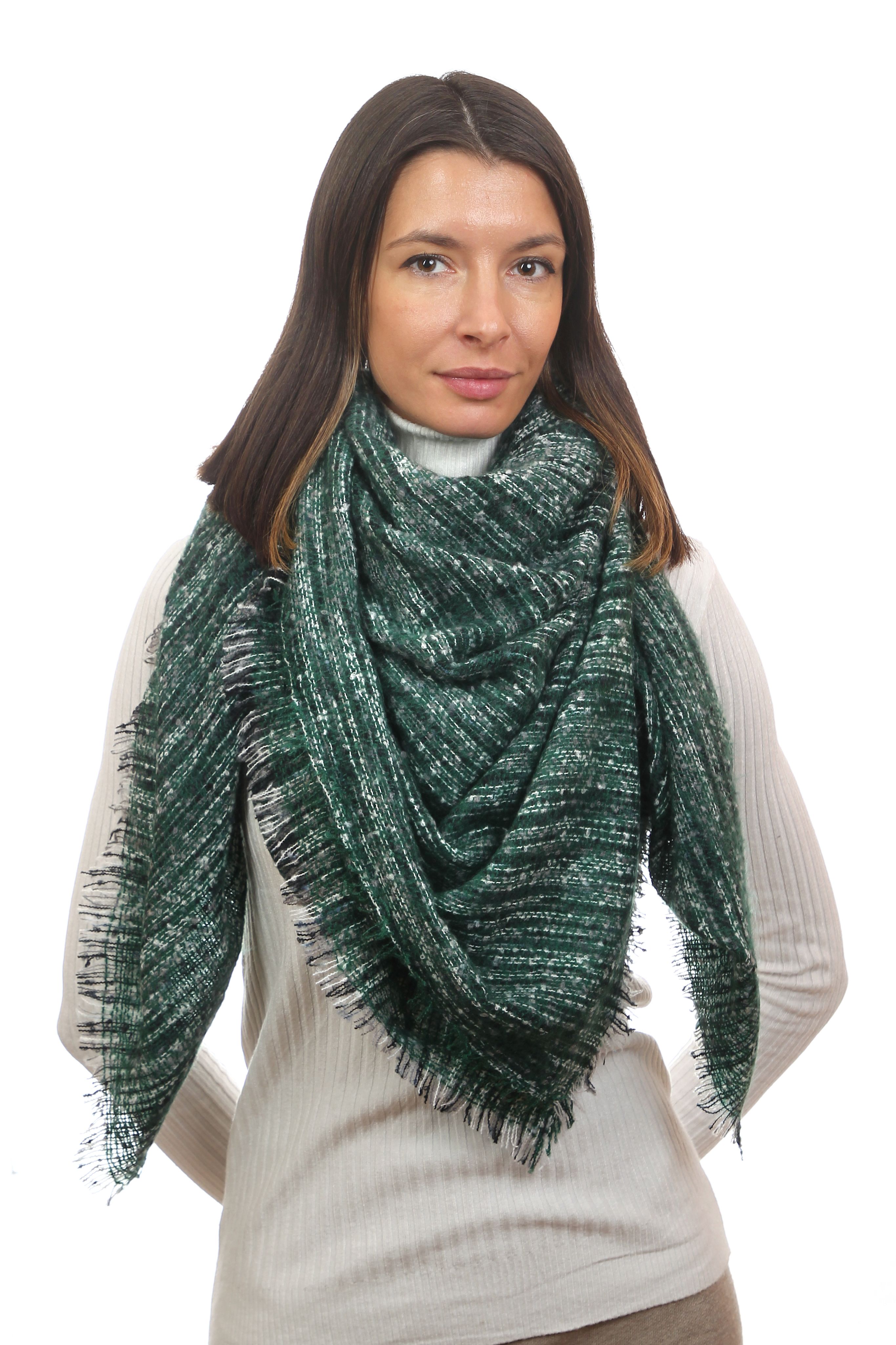 Шарф висит. См шарфа. Шарф хомут. Синий платок. Снуд шерстяной.