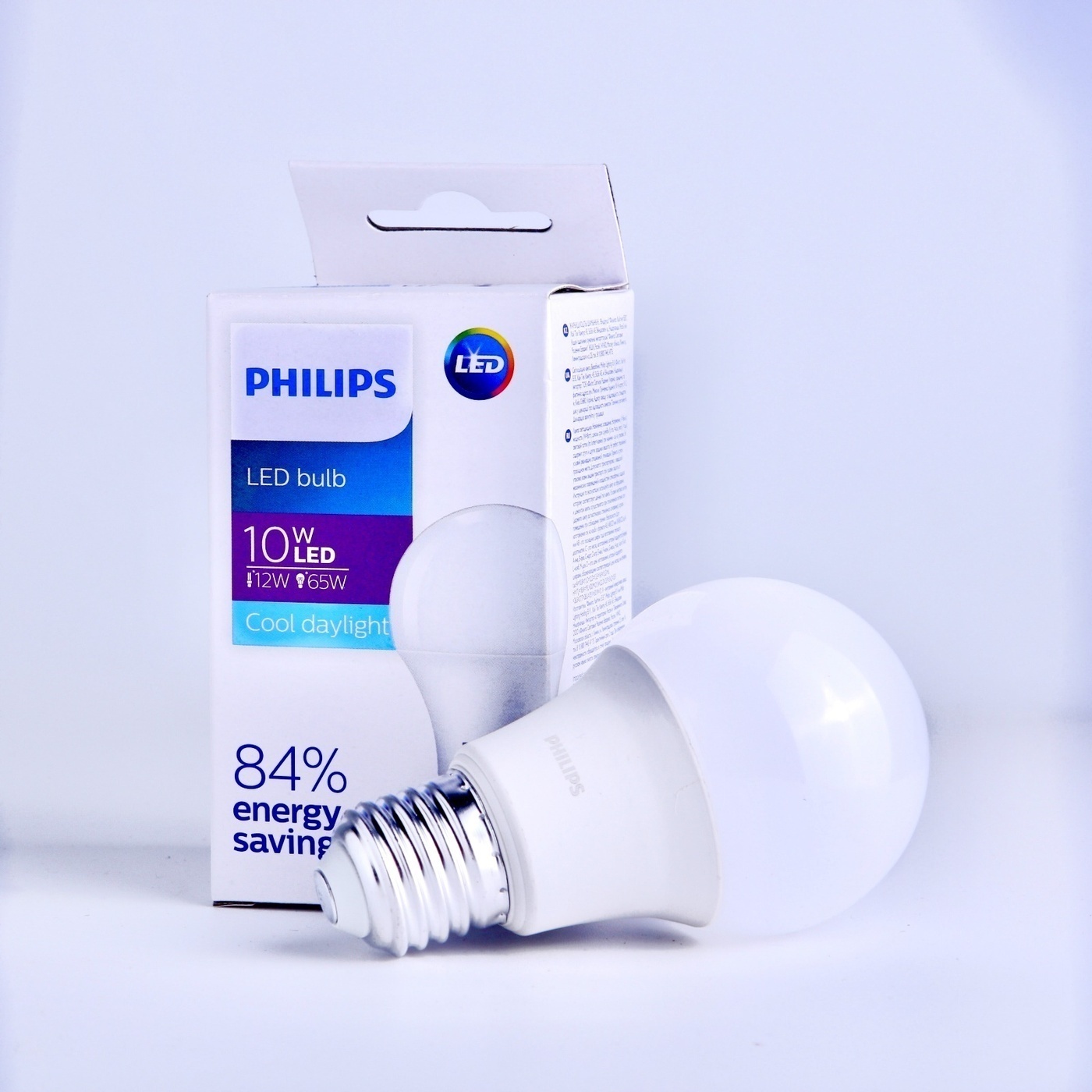 Озон philips. В руках лампочка philips.