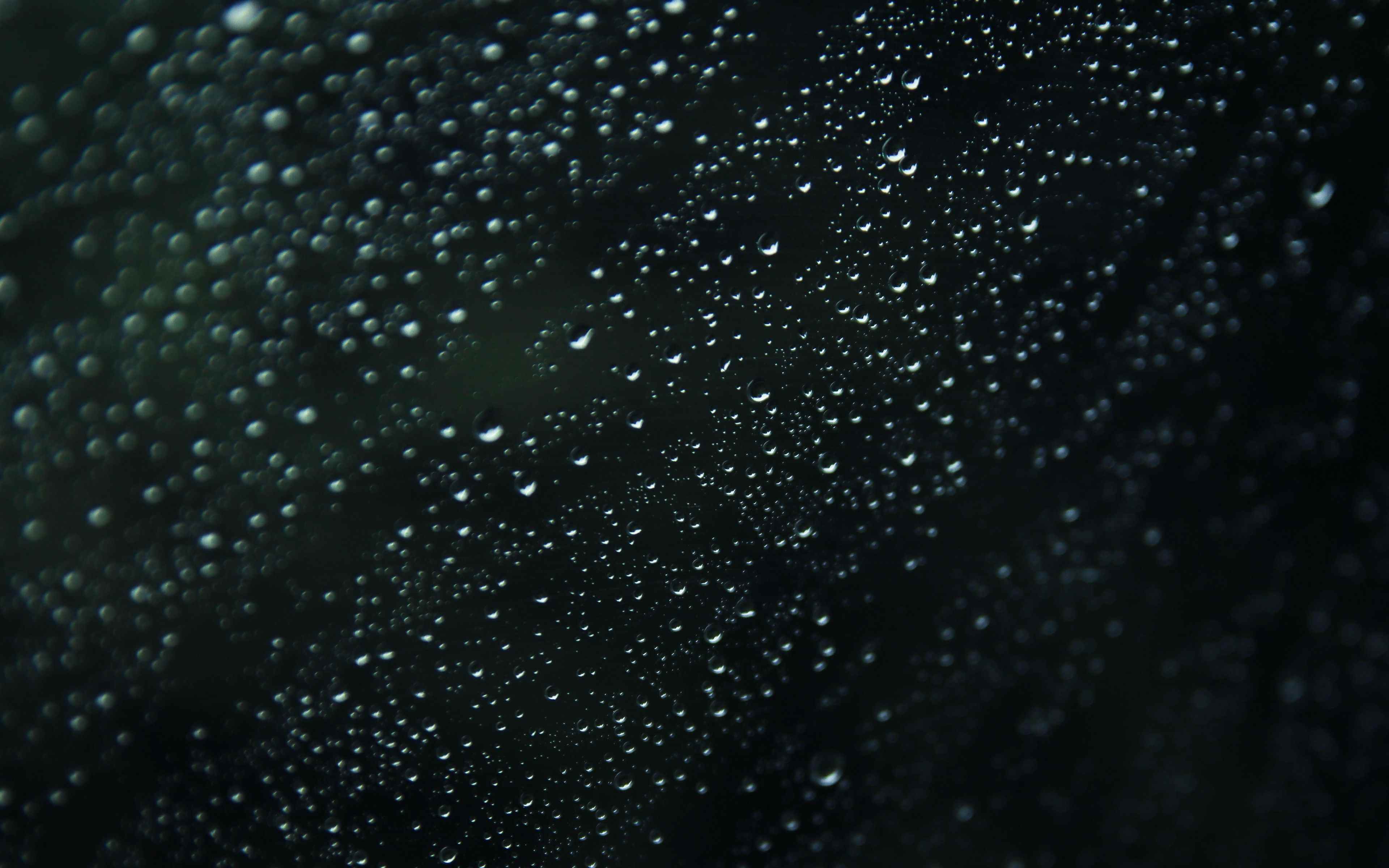 Капли на стекле. Капли текстура. Черные капли. Капли на черной поверхности. Мокрое темное.