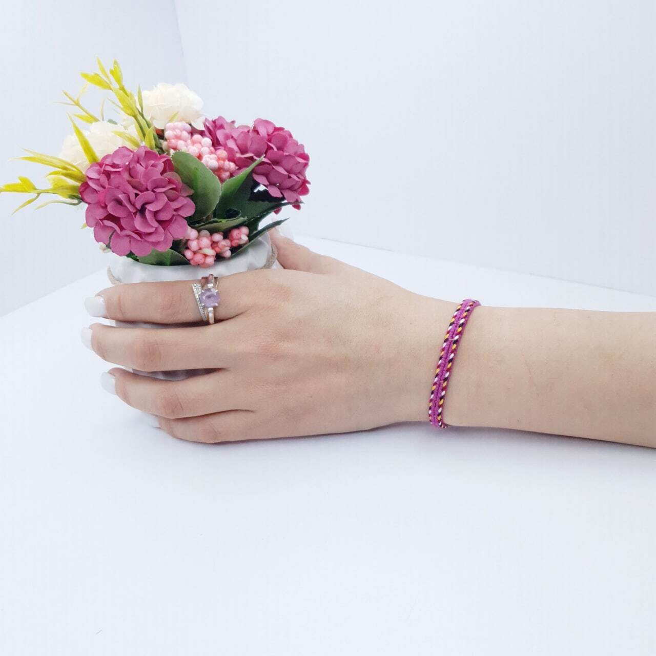 браслет белая нить