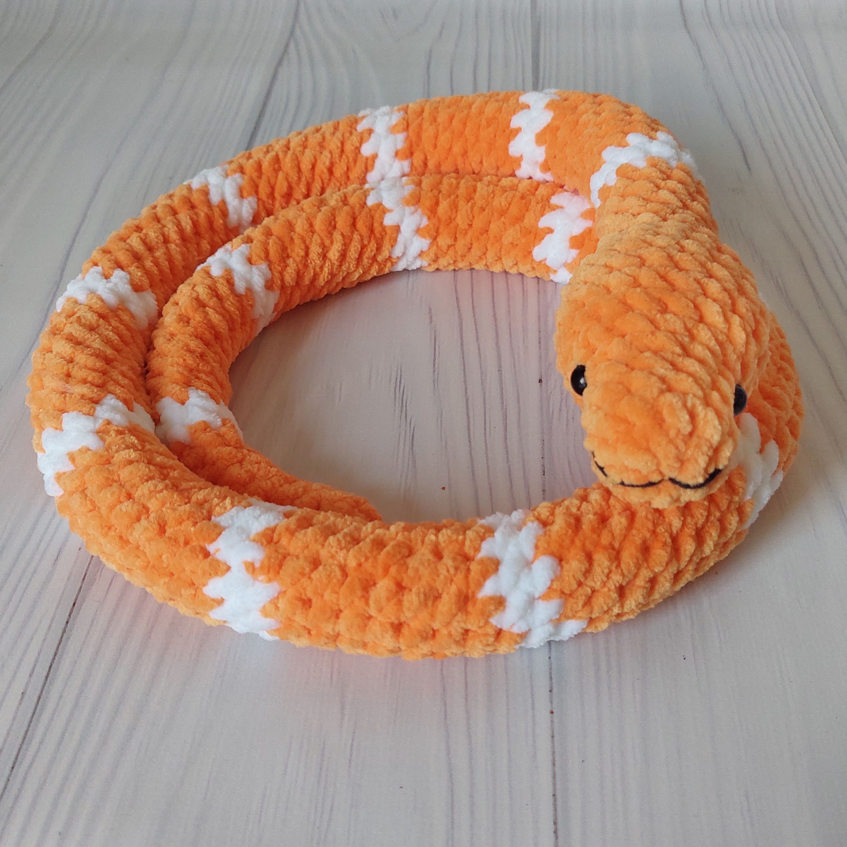 Плюшевая змейка крючком. Вязаная змейка. Вязаная игрушка змея. Плюшевая змея. Оранжевая змея.