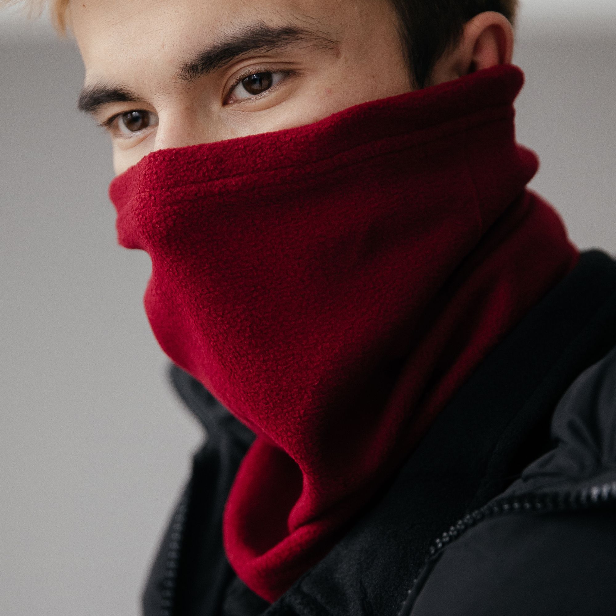 Шапка с шарфом женские. Девушка в зимней шапке и шарфе. Шарф зимний детский. Шапка от холода на лицо. Шапка объединенная с шарфом.