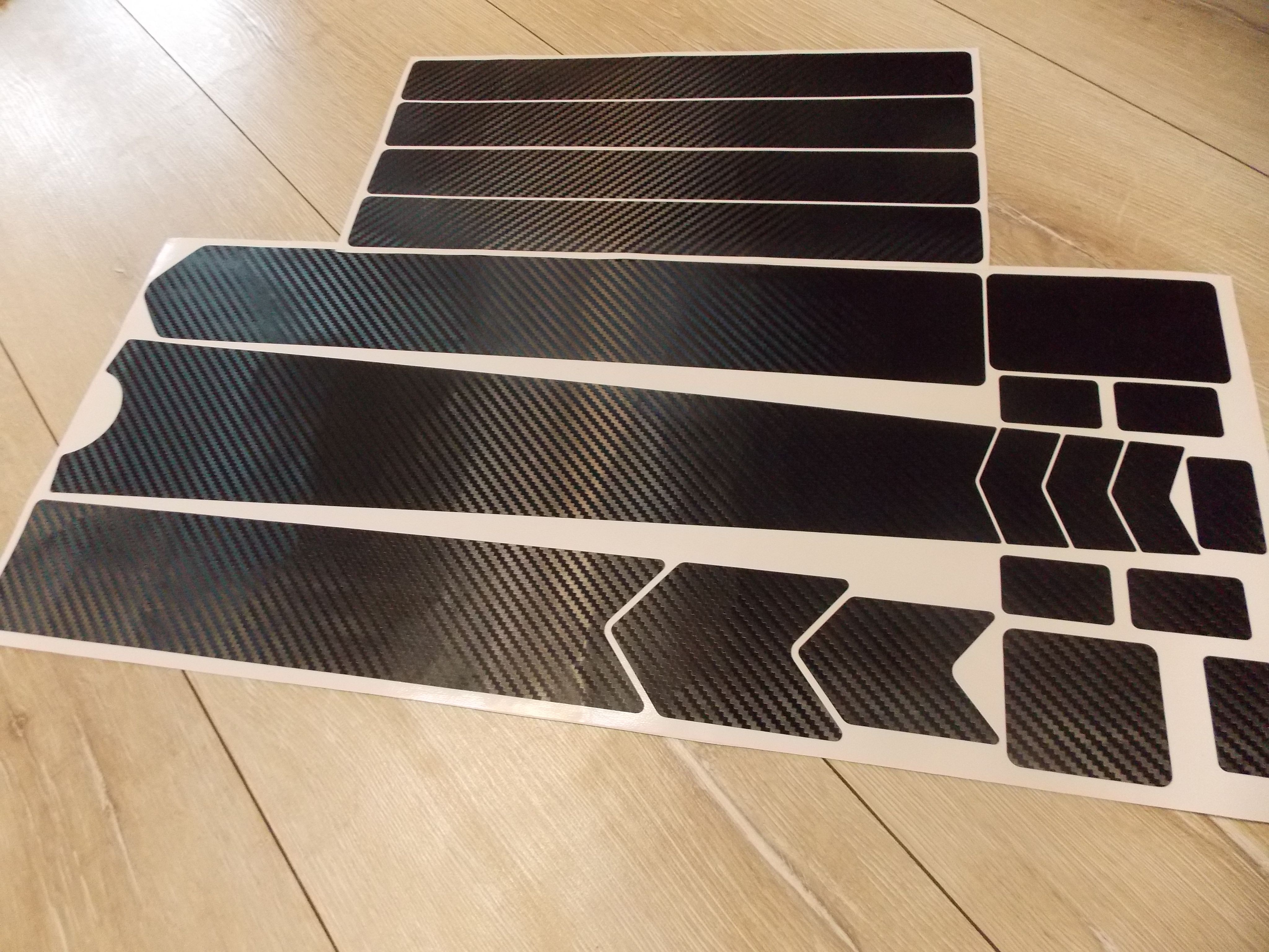 Карбоновые наклейки на пороги toyota. Пленка карбон на телефон. Пленка на корпус iphone 12 карбон. Карбоновые наклейки. Карбоновые наклейки.