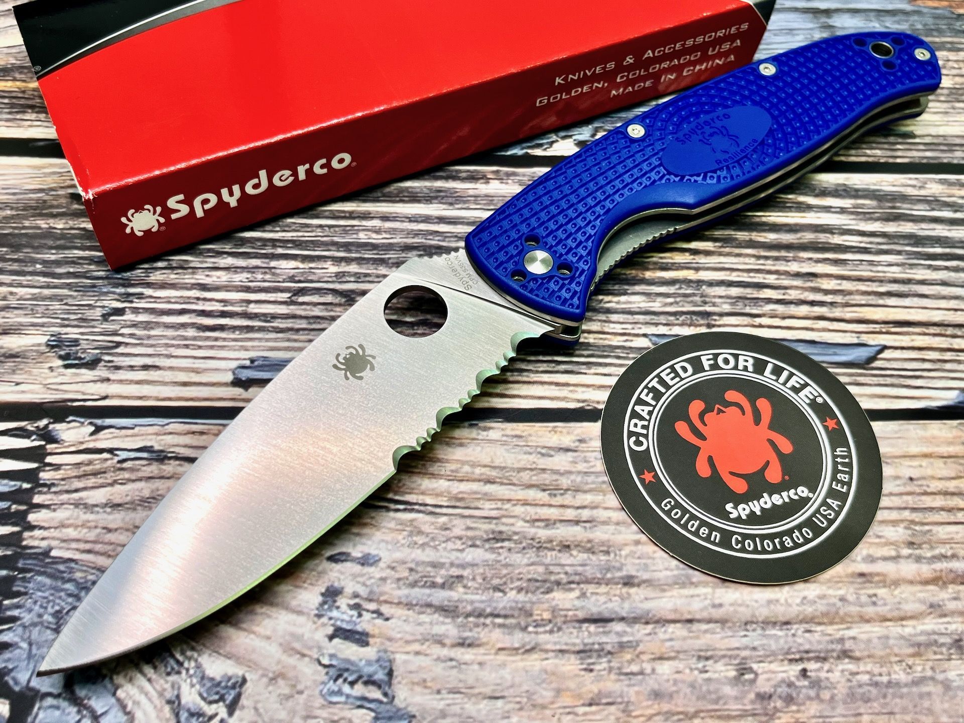 Нож складной Spyderco C142PSBL Resilience, S35VN Part Serrated Blade