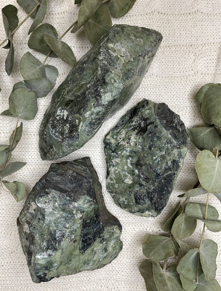 натуральный камень змеевик крупным планом