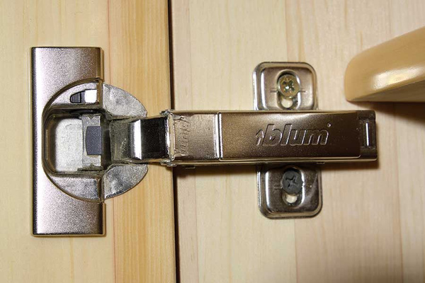 Петля Blum Clip top с доводчиком+ответная планка в комплекте, 1шт ...