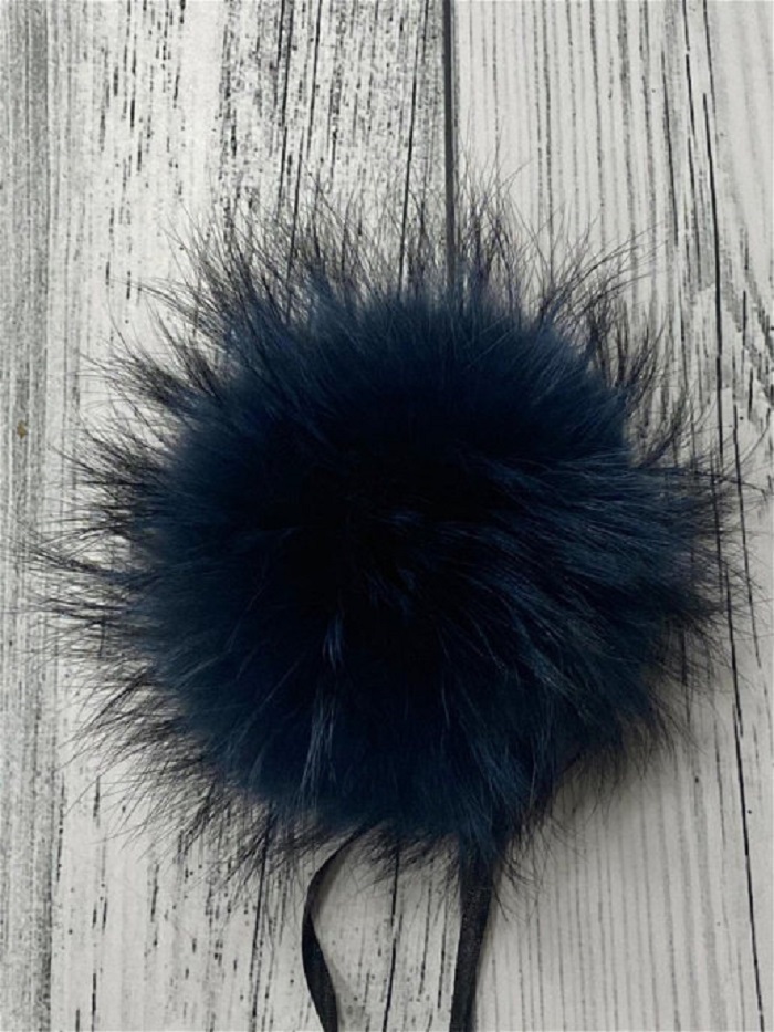 Шапка с меховым помпоном. Меховые помпоны. Помпон из меха своими руками. Помпон из меха. Пушистая шапка.