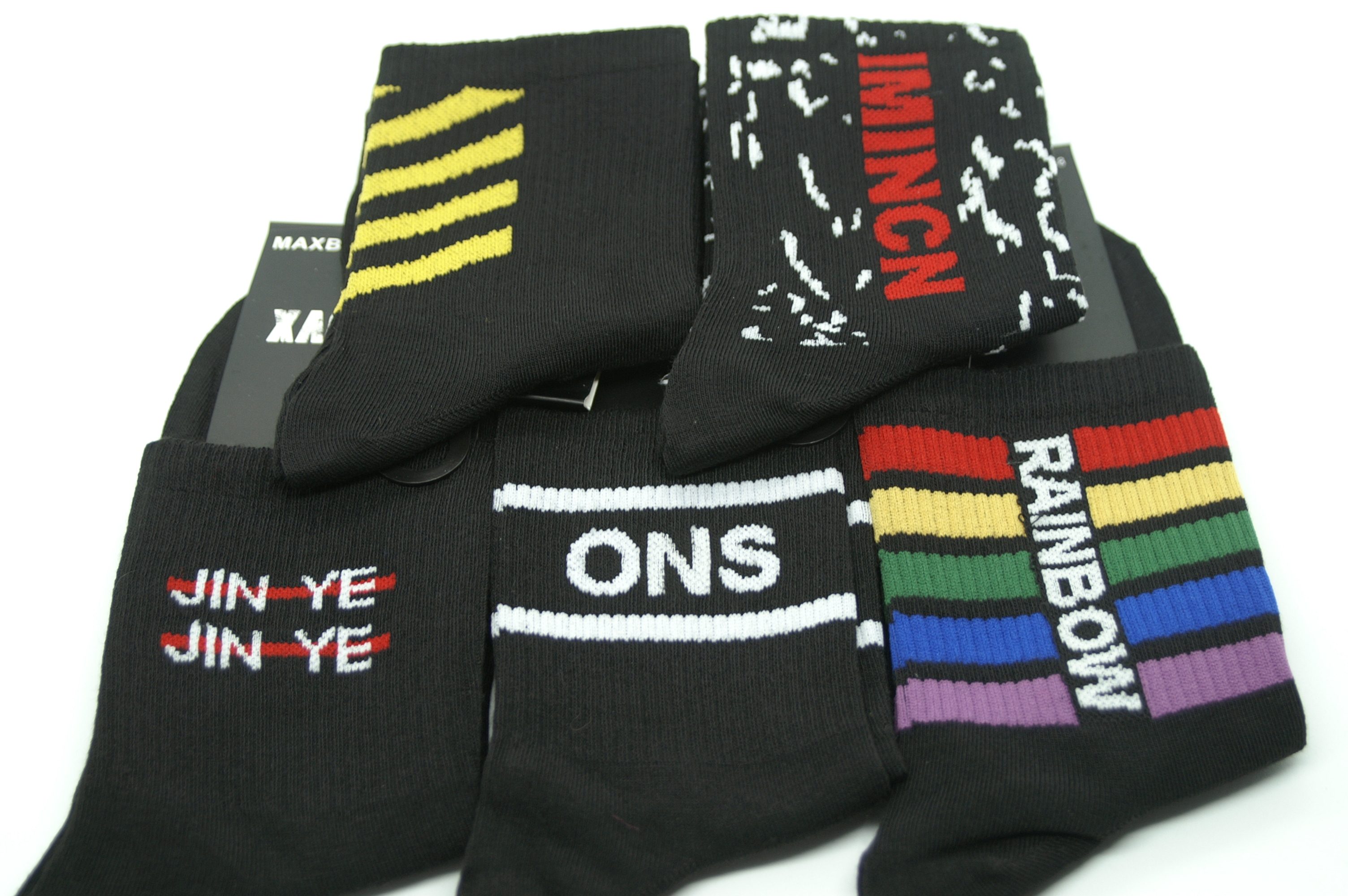 Носки на веревке. Брюки сушатся на батарее. Носки черные 5 пар. Носки на батарее. Носки на веревке.