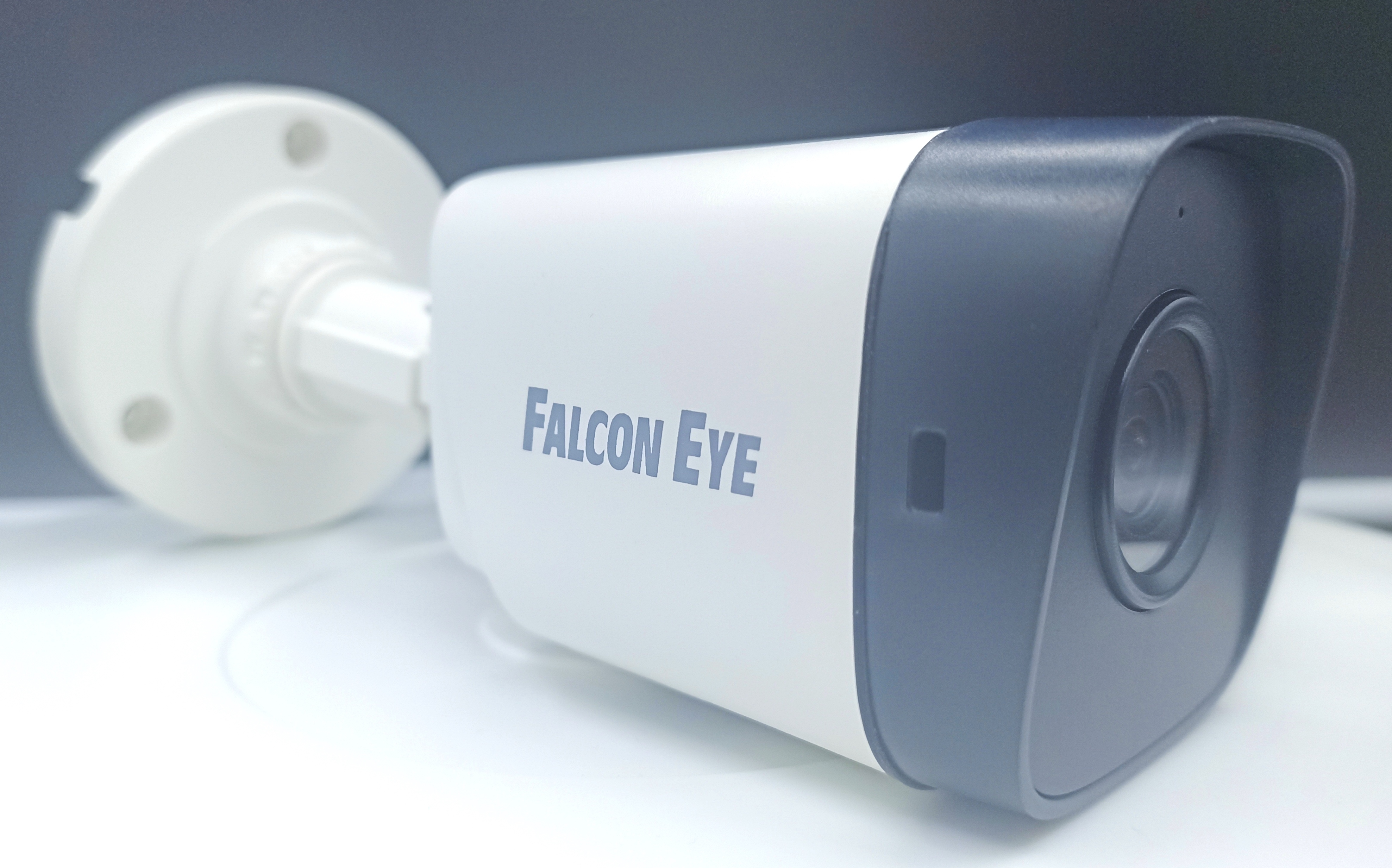 Falcon eye fe mhd bp2e 20. Falcon Eye Fe-MHD-dp2e-20. Falcon Eye камера видеонаблюдения. Fe-MHD-bp2e-20 цилиндрическая, универсальная мультиформатная. Камера видеонаблюдения Falcon Eye Fe-ib720mhd/20m-2,8.