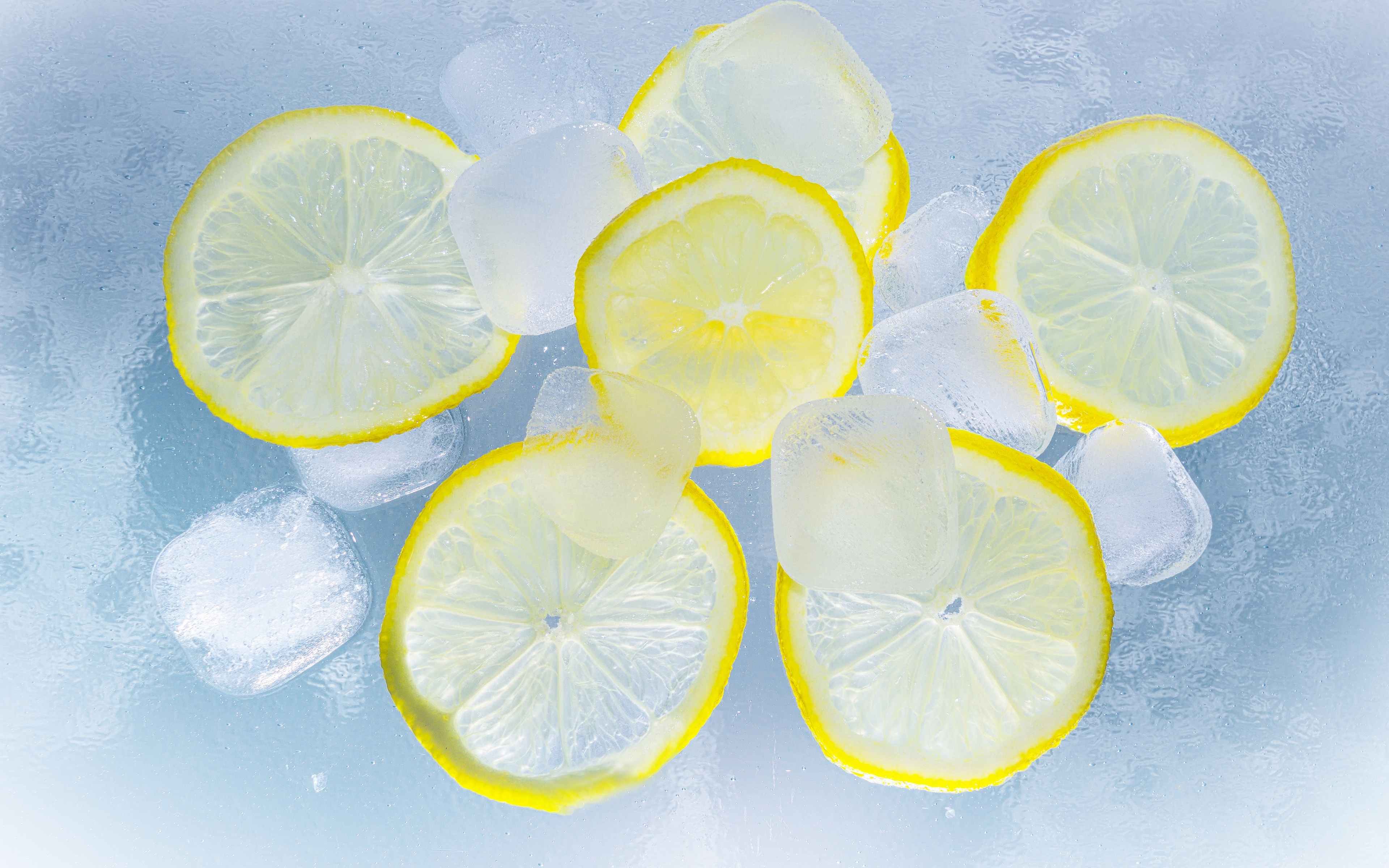 Вода лимон лайм. Лимон со льдом. Лимонная вода. Вода с лимоном. Замороженный лимон.
