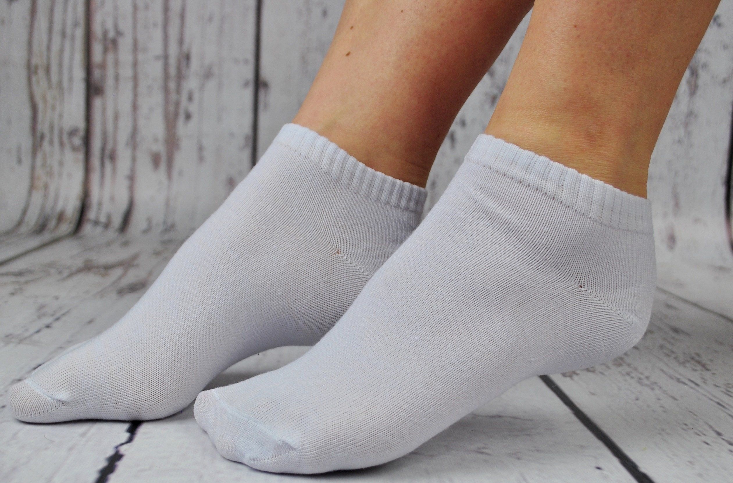Белые носочки видео. Белые носки. Носки женские белые. Носочки на ножках. Носки на ногах.