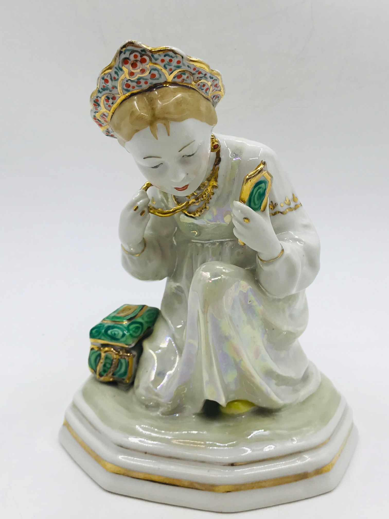 Статуэтка малахитовая шкатулка дулево. Фарфоровая статуэтка малахитовая шкатулка лзфи. Статуэтка дулёвский фарфор малахитовая шкатулка. Малахитова шкатулка дулево. Дулевский фарфор малахитовая шкатулка.