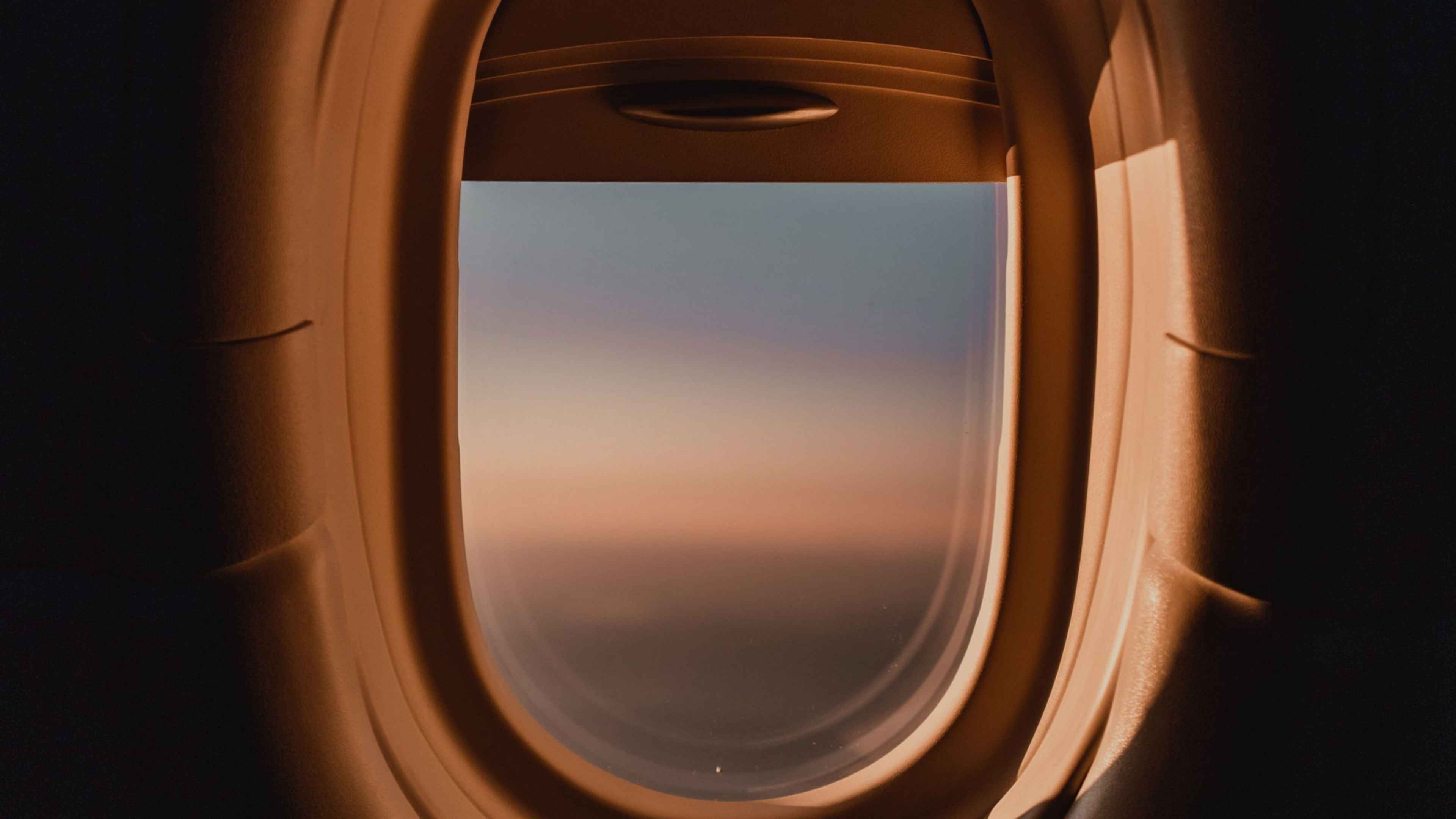 Шторки иллюминаторов. Иллюминатор. Окно самолета. Иллюминатор самолета. Вид из иллюминатора.
