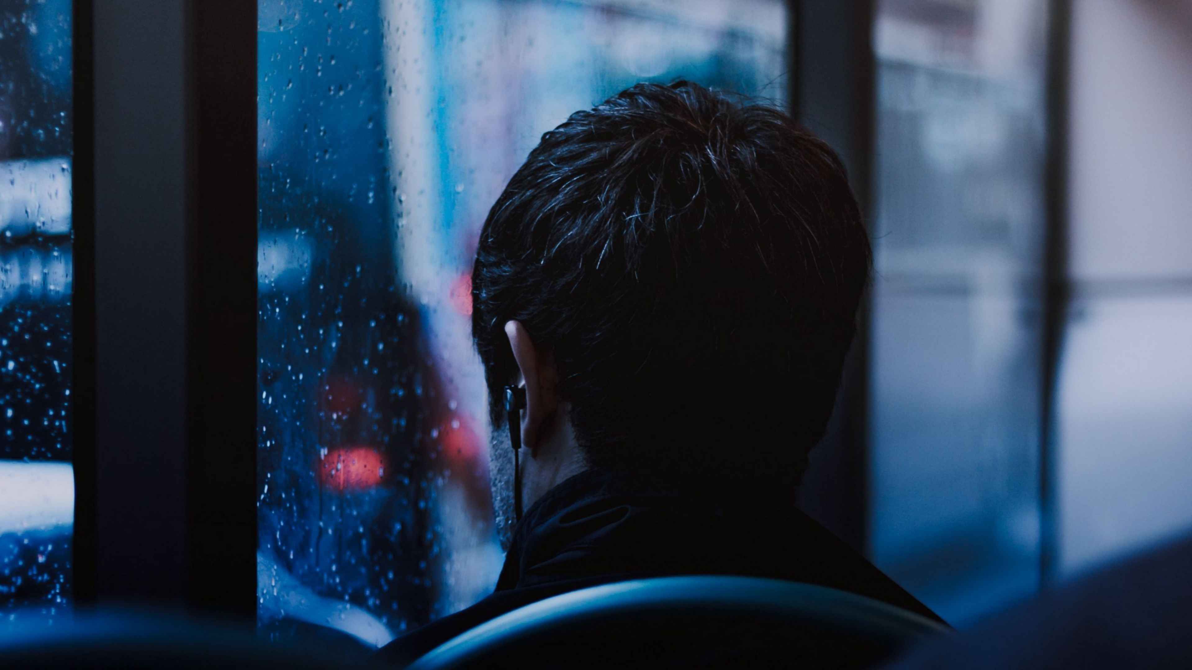 За окном дождь тайпан песня. Мужчина у окна. Человек у окна. Парень грустит. У окна.