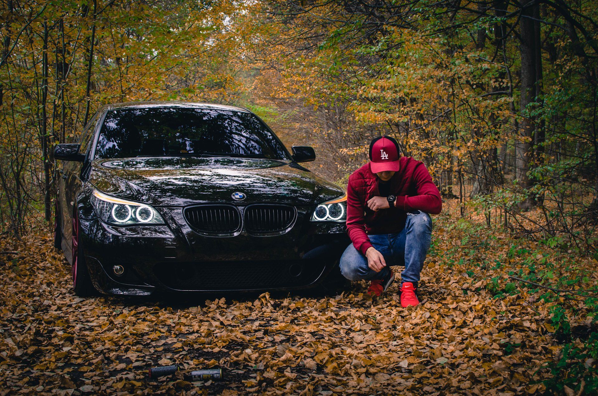 Парень у черной машины