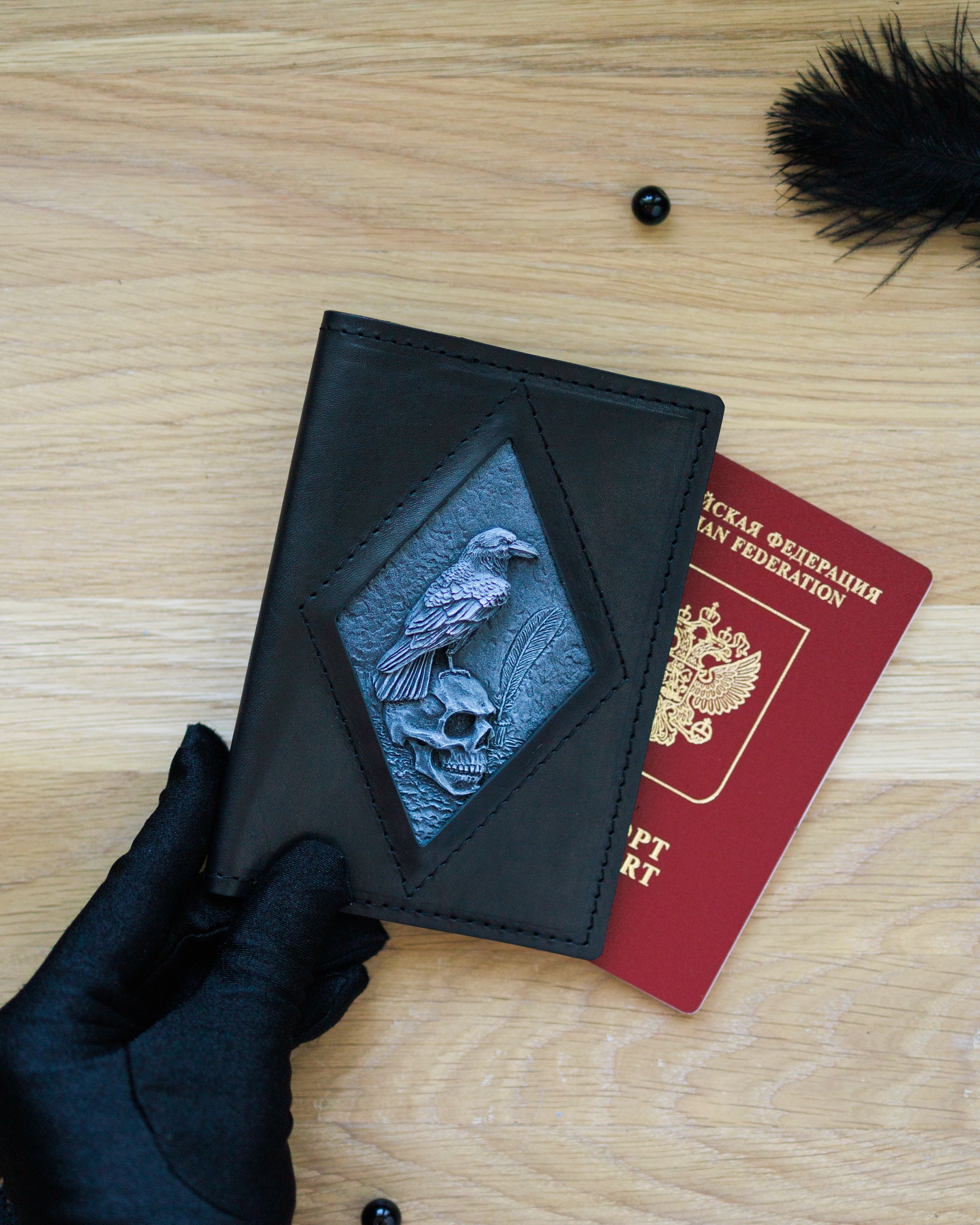Обложка для паспорта из натуральной кожи черная с вороном и черепом, необычный подарок