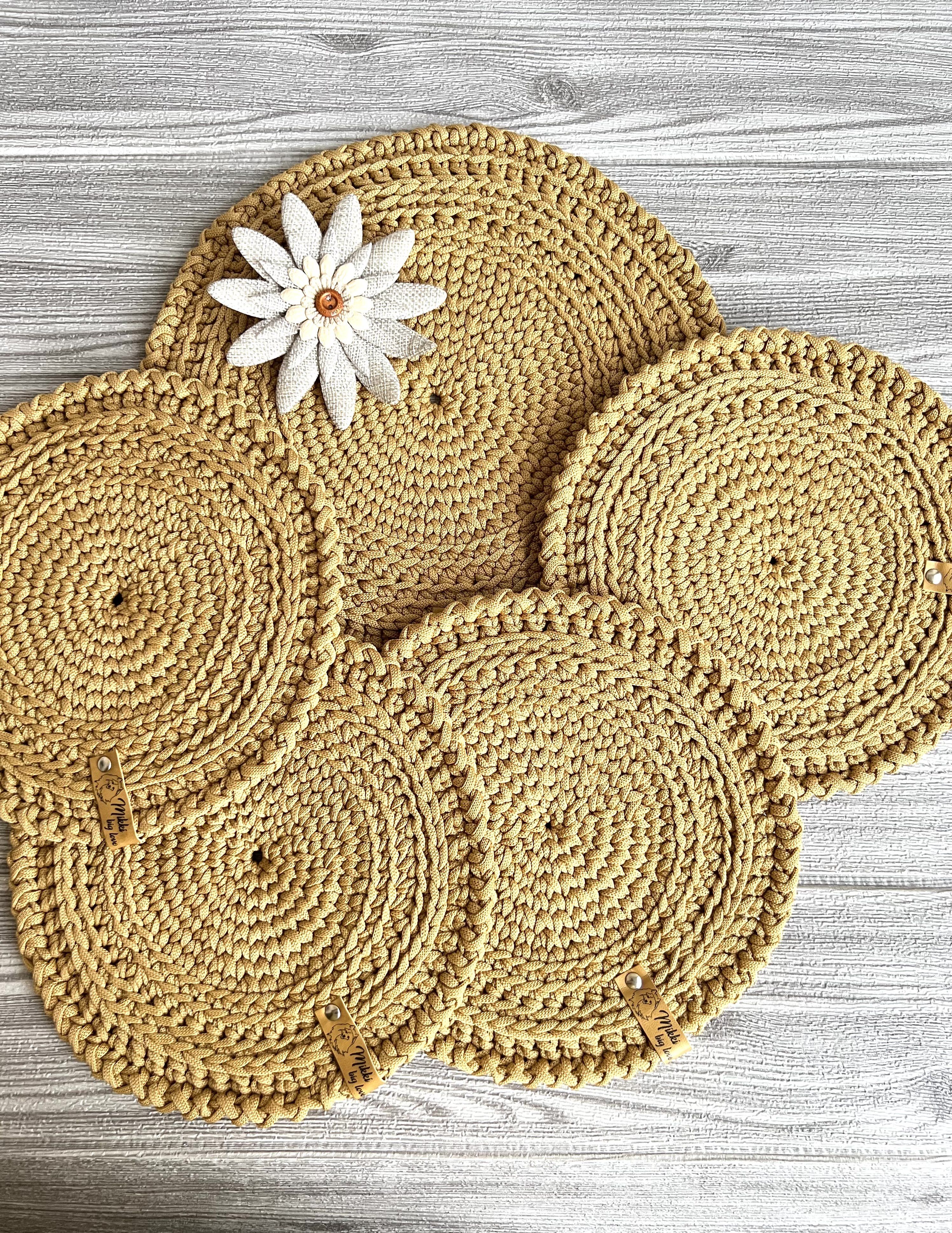 Сервировочные коврики. Сервировочные салфетки из трикотажной пряжи. Салфетка сервировочная. Салфетка декоративная круглая. Вязаные подставки под тарелки.