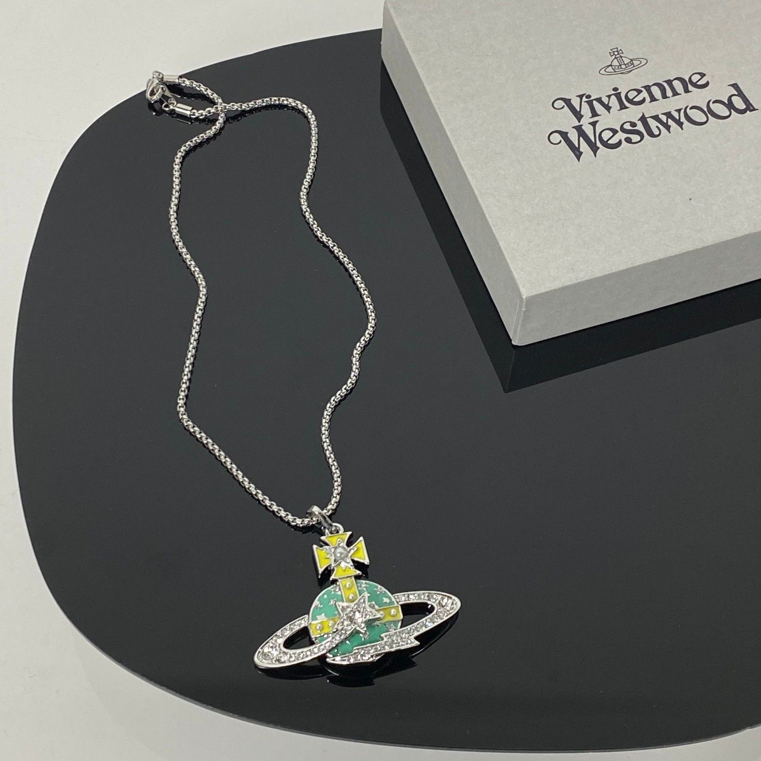 Вествуд украшения купить. Vivienne Westwood ожерелье. Vivienne Westwood колье. Vivienne Westwood кулон.