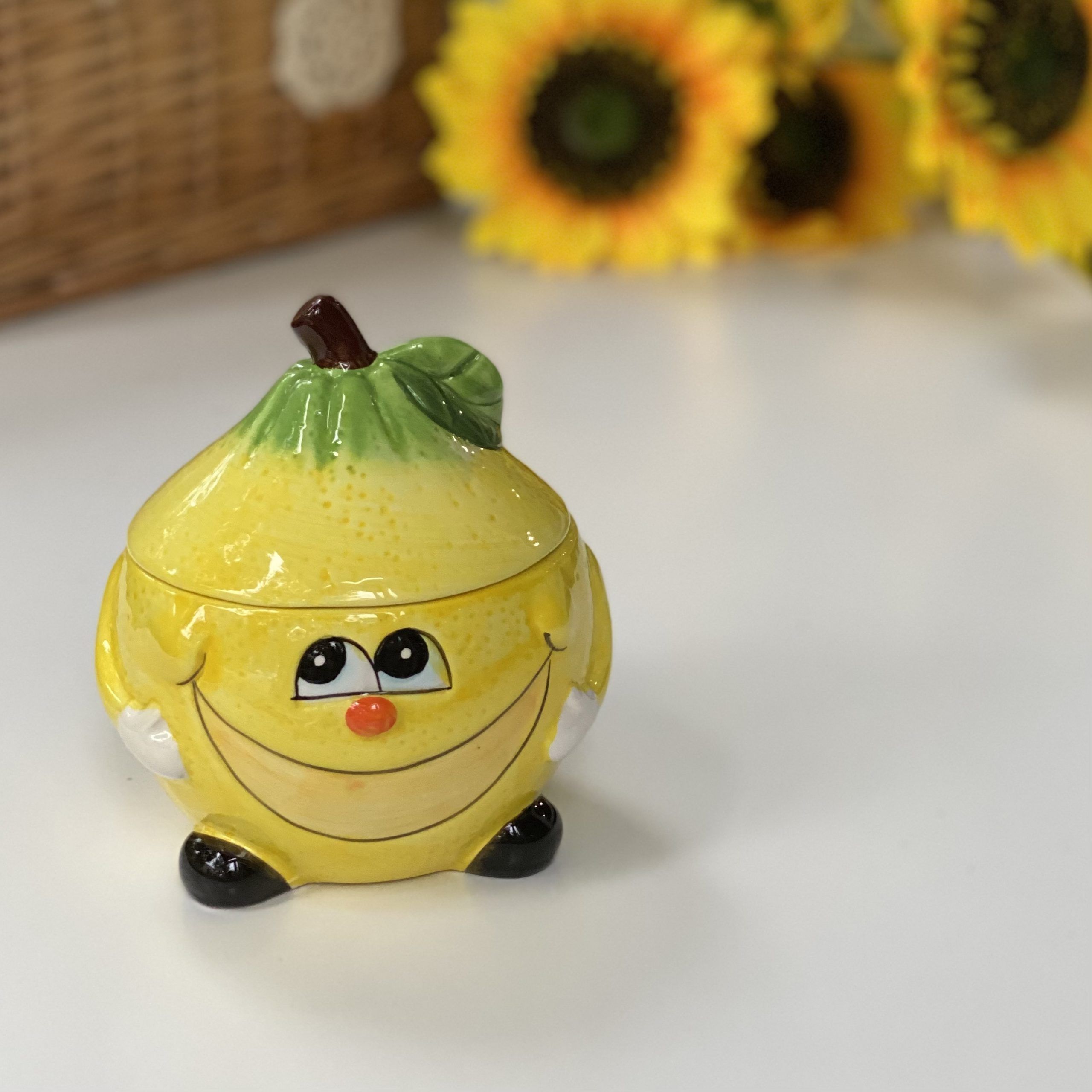 Посуда в форме овощей и фруктов. Декор баночки пластилином овощи. Керамические лимоны. Раскрашенные банки. Баночка в виде фруктов.