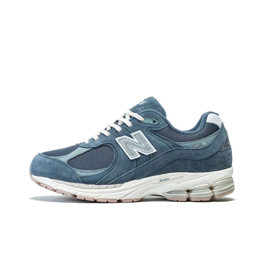 Stay Ahead of the Style Game with New Balance 2002R Bleu Sneakers