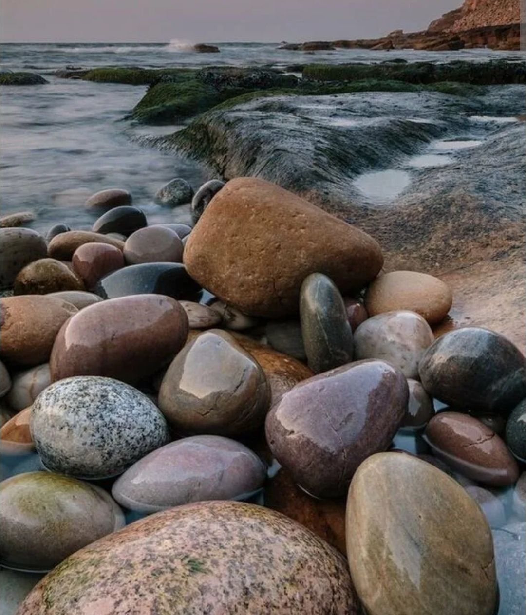 Валуны галька. Морские камни. Камушки галька. Пляж галька. Море камни.